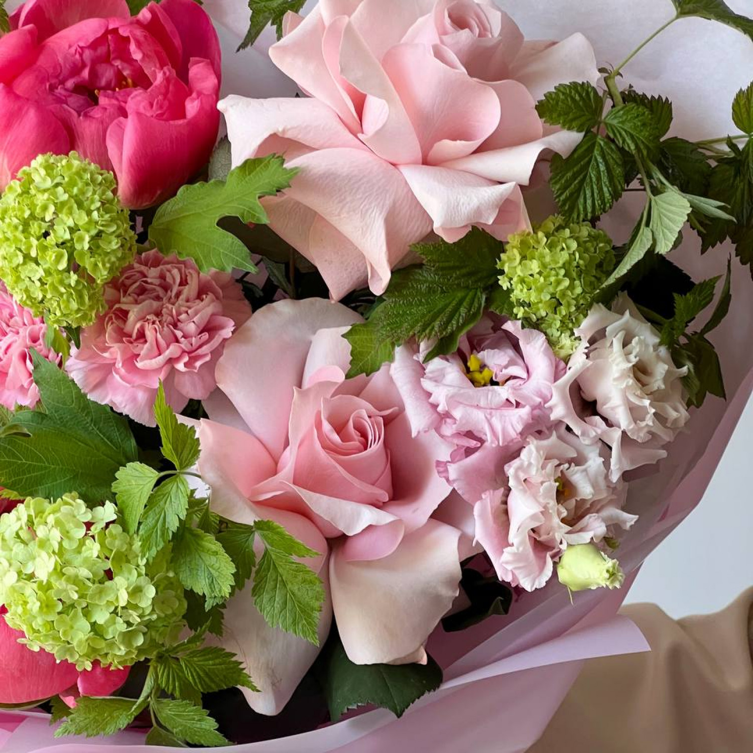 Авторский букет с пионом Корал шарм № 95