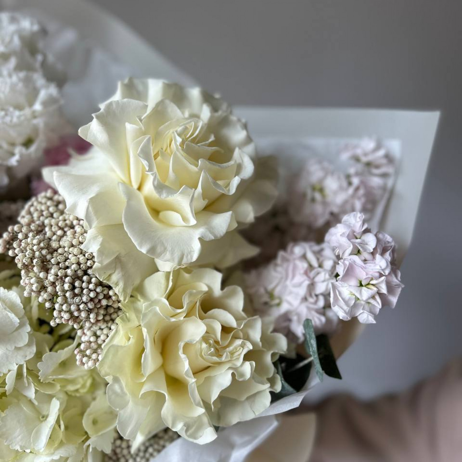 Авторский букет в нежной гамме с французскими розами № 96