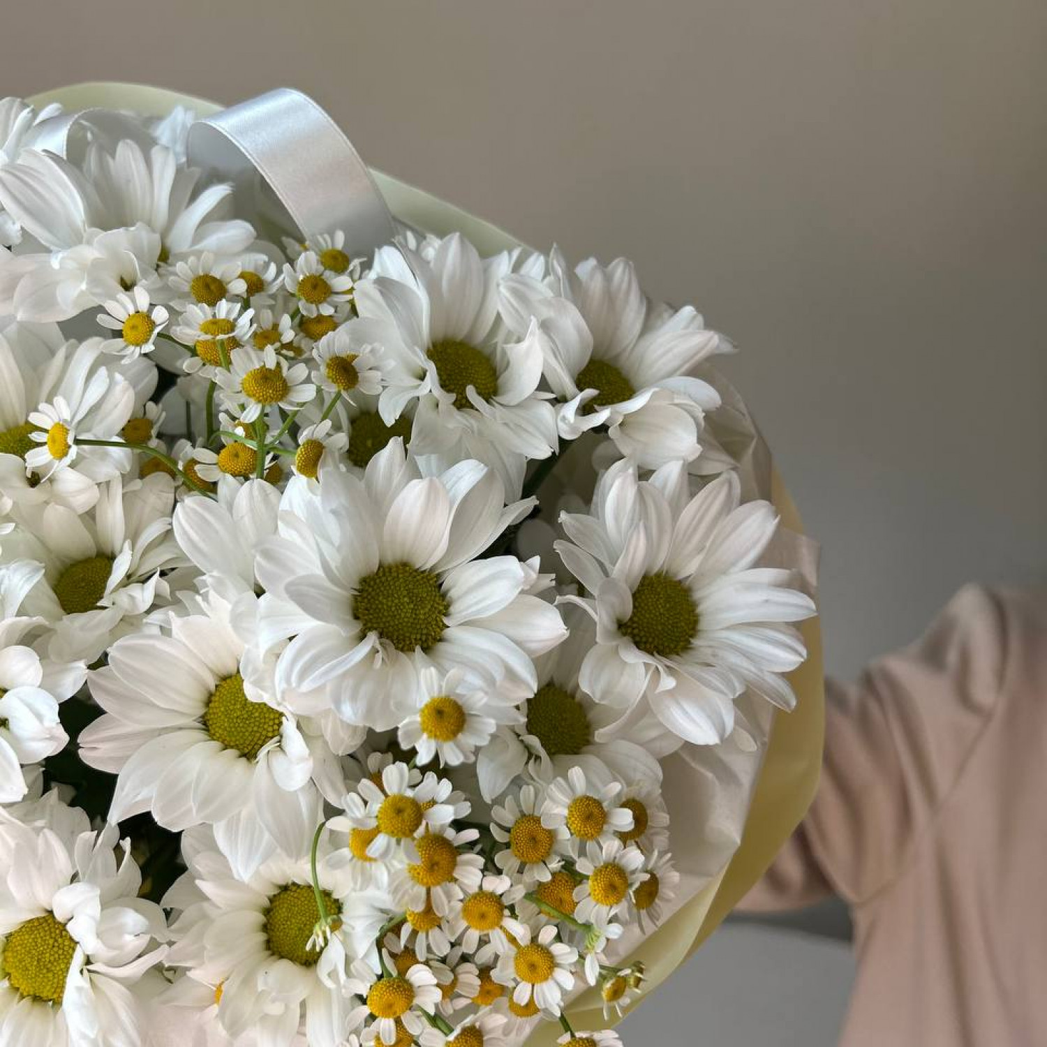 Дуобукет из хризантем и кустовых ромашек № 90