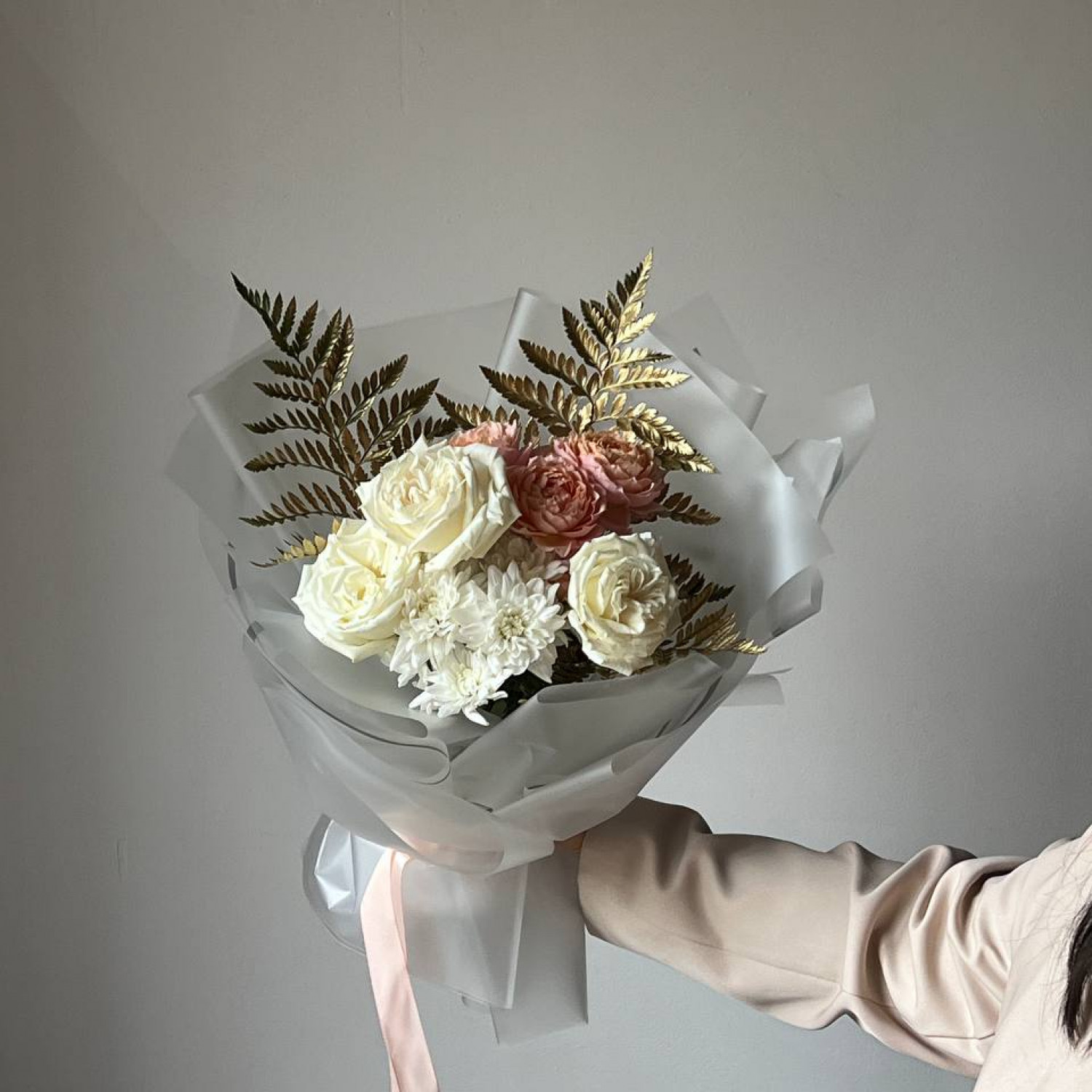 Авторский букет в нежной гамме с пионовидными розами