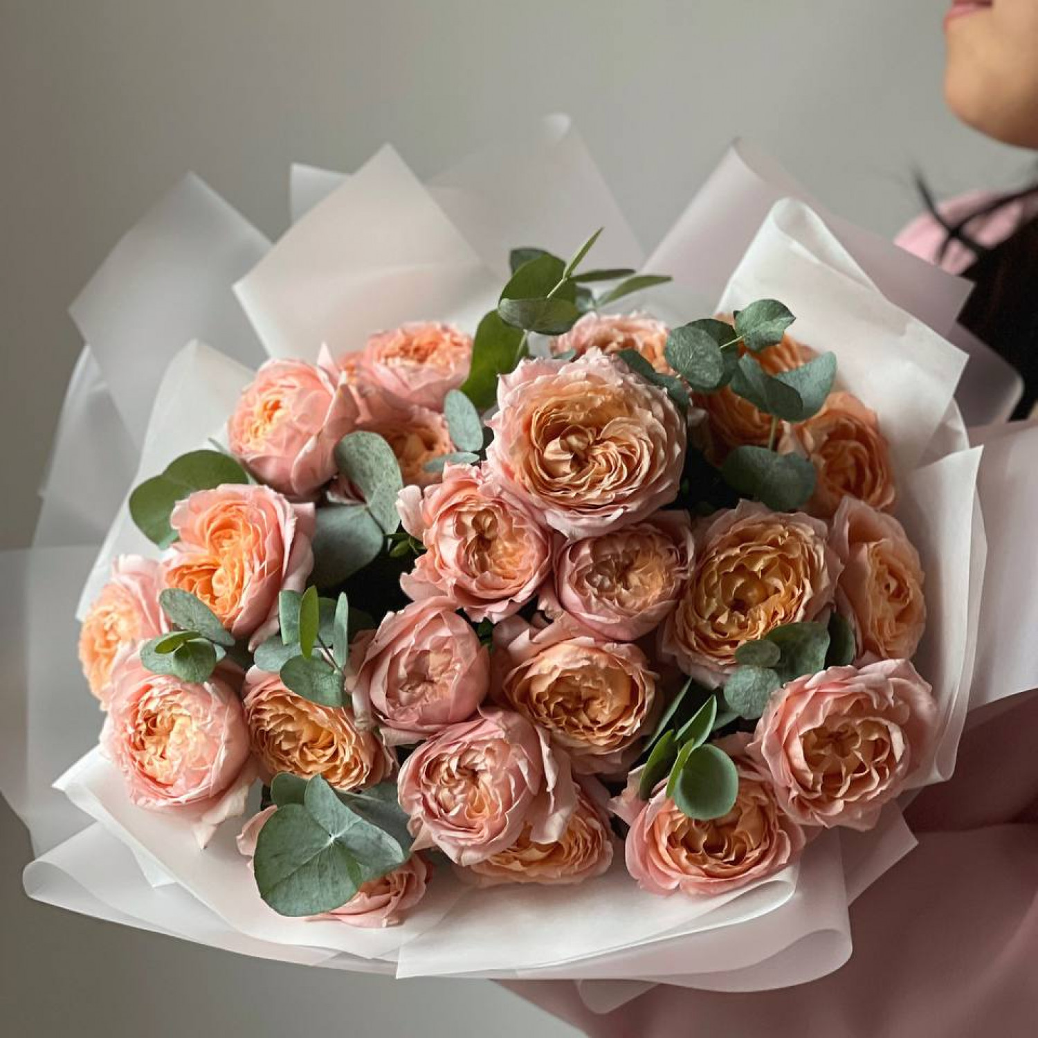 Монобукет из 7 кустовых пионовидных роз Джульетта и эвкалипта