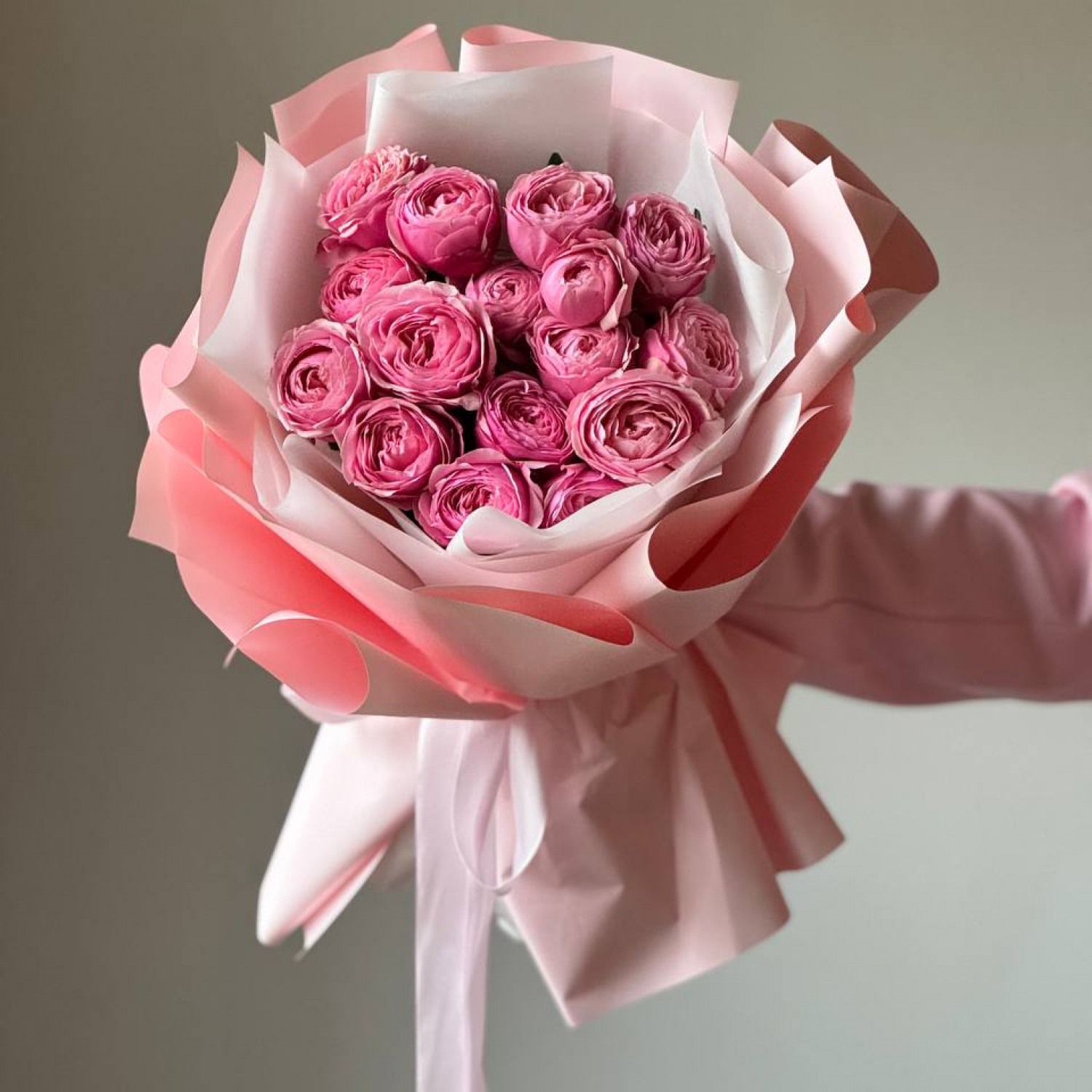 Монобукет из 5 розовых пионовидных кустовых роз Сильва Пинк