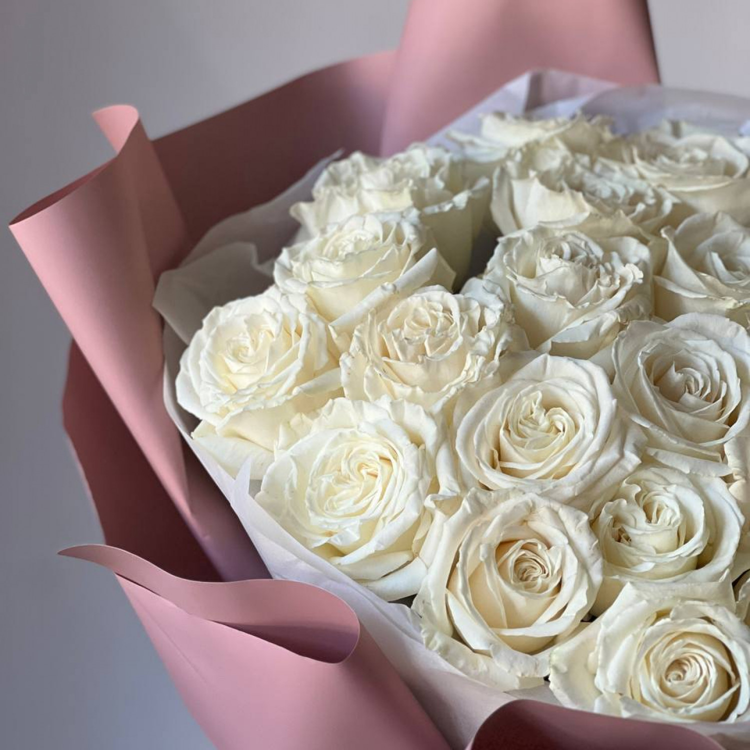 Монобукет из 25 белых пионовидных роз Плайя Бланка