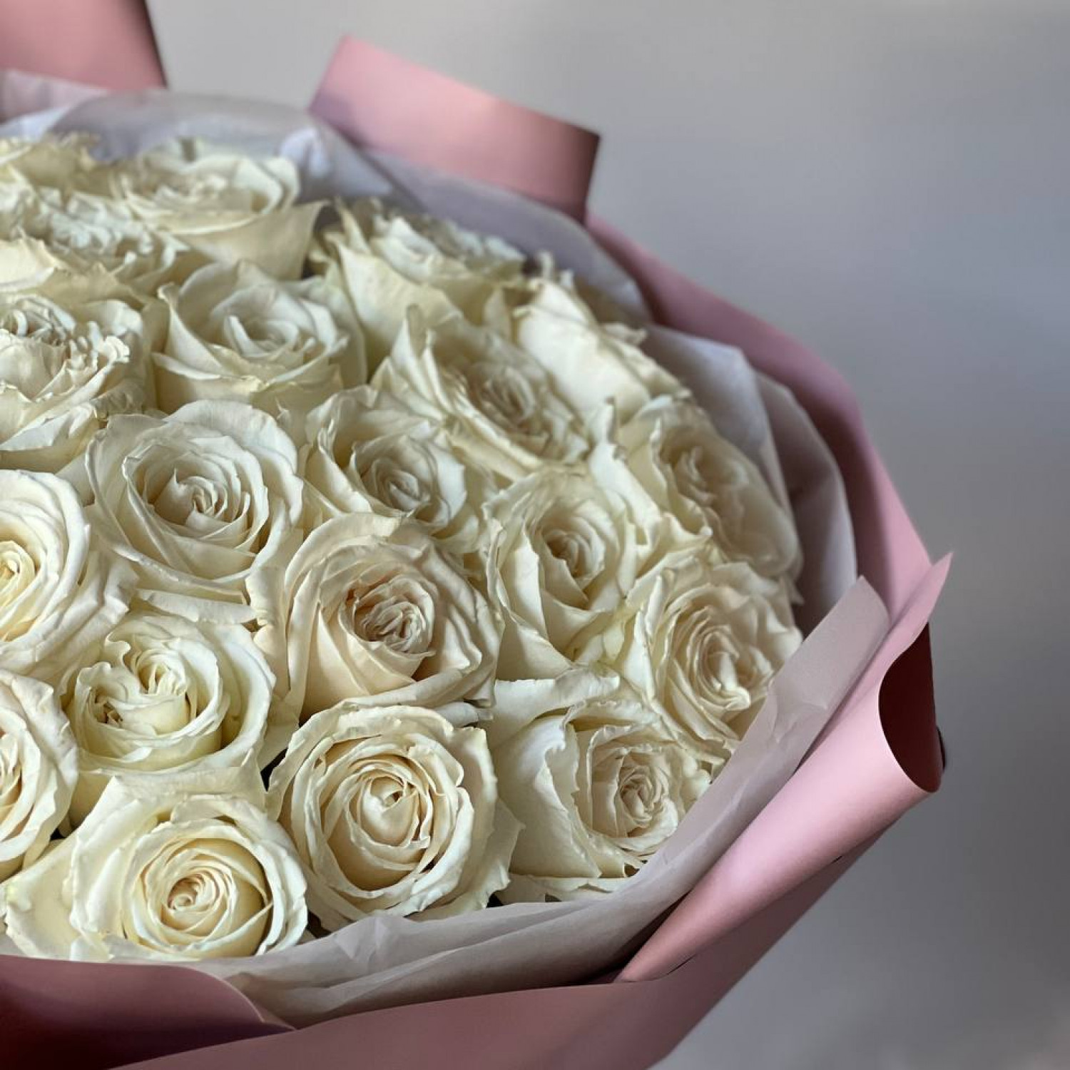 Монобукет из 25 белых пионовидных роз Плайя Бланка