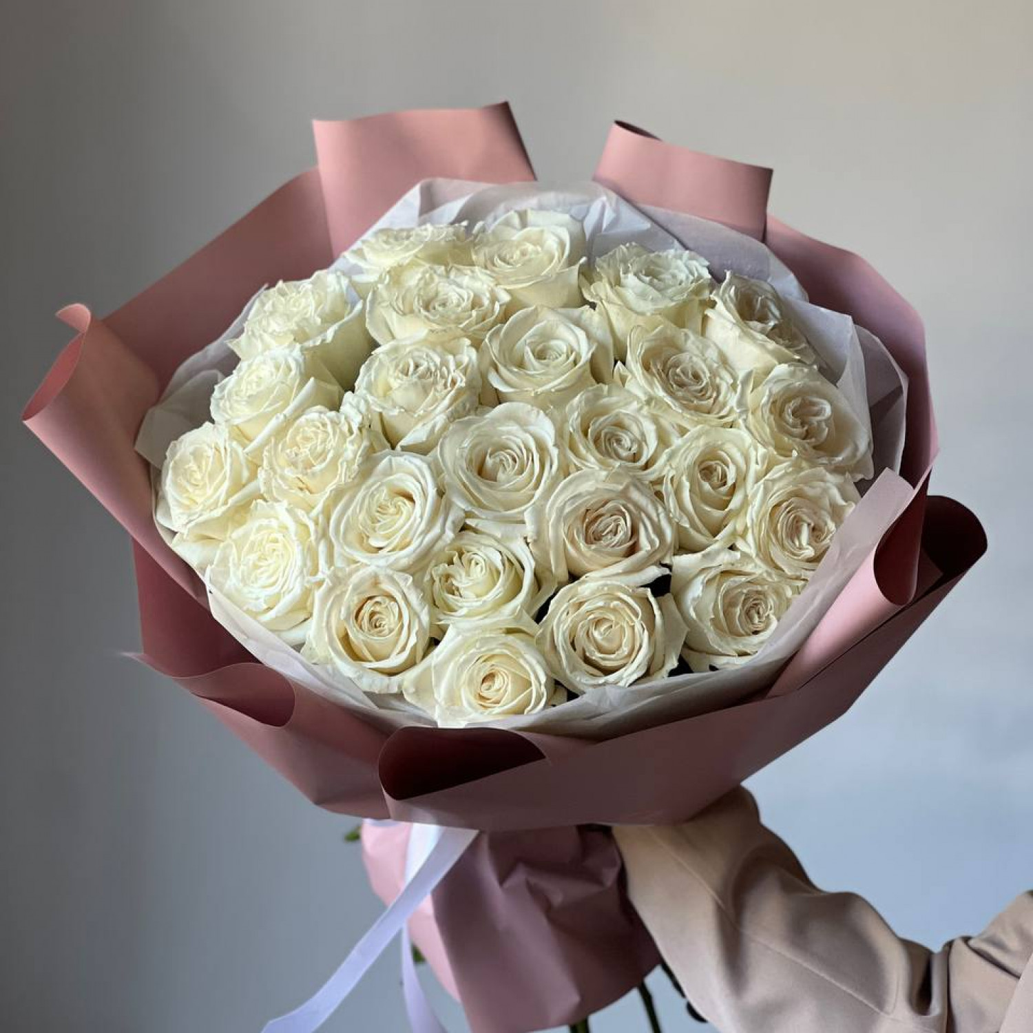 Монобукет из 25 белых пионовидных роз Плайя Бланка