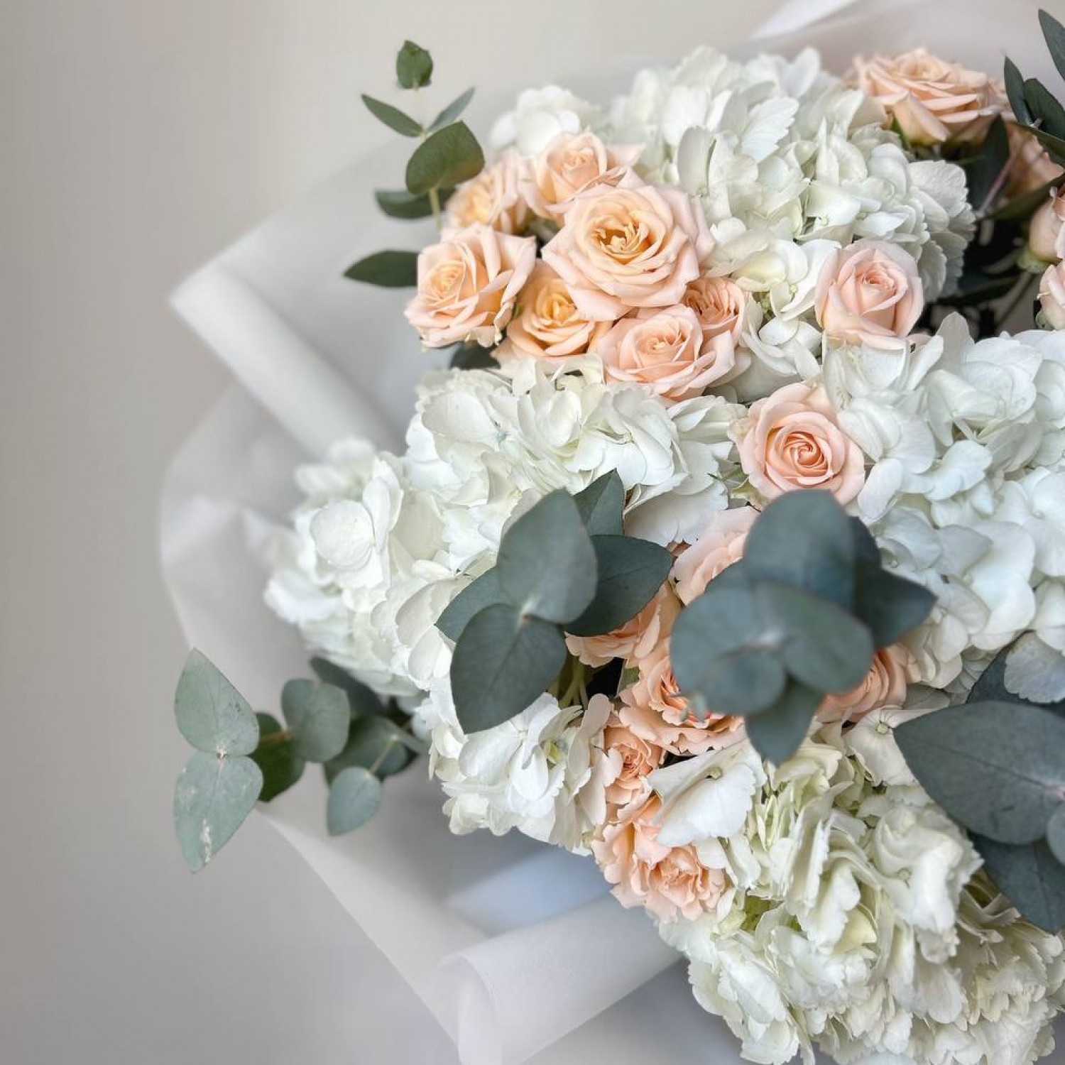 Авторский букет из гортензий и кустовых роз