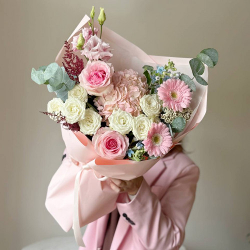 Авторский букет в нежной гамме 210