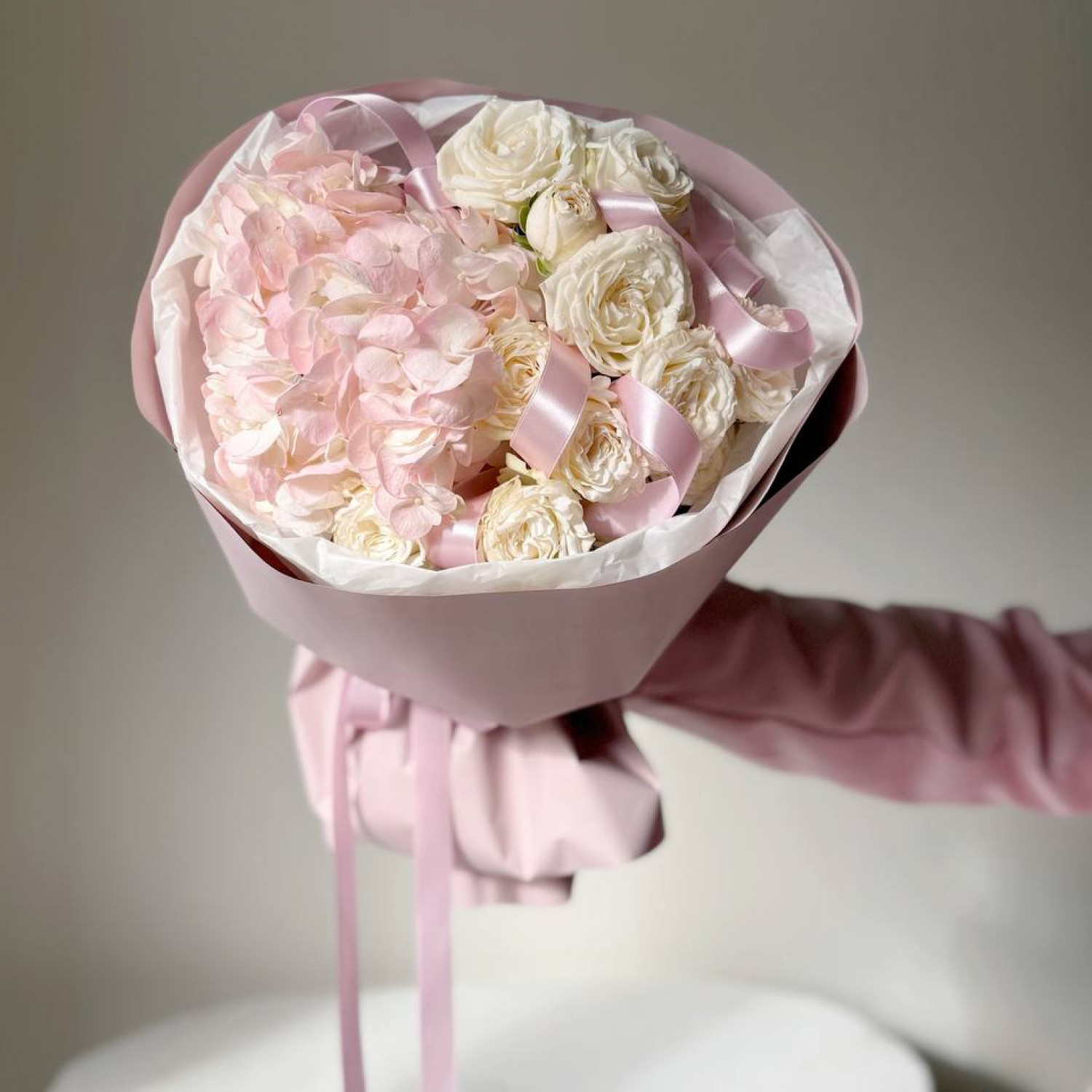 Букет из нежной гортензии и кустовых роз 204