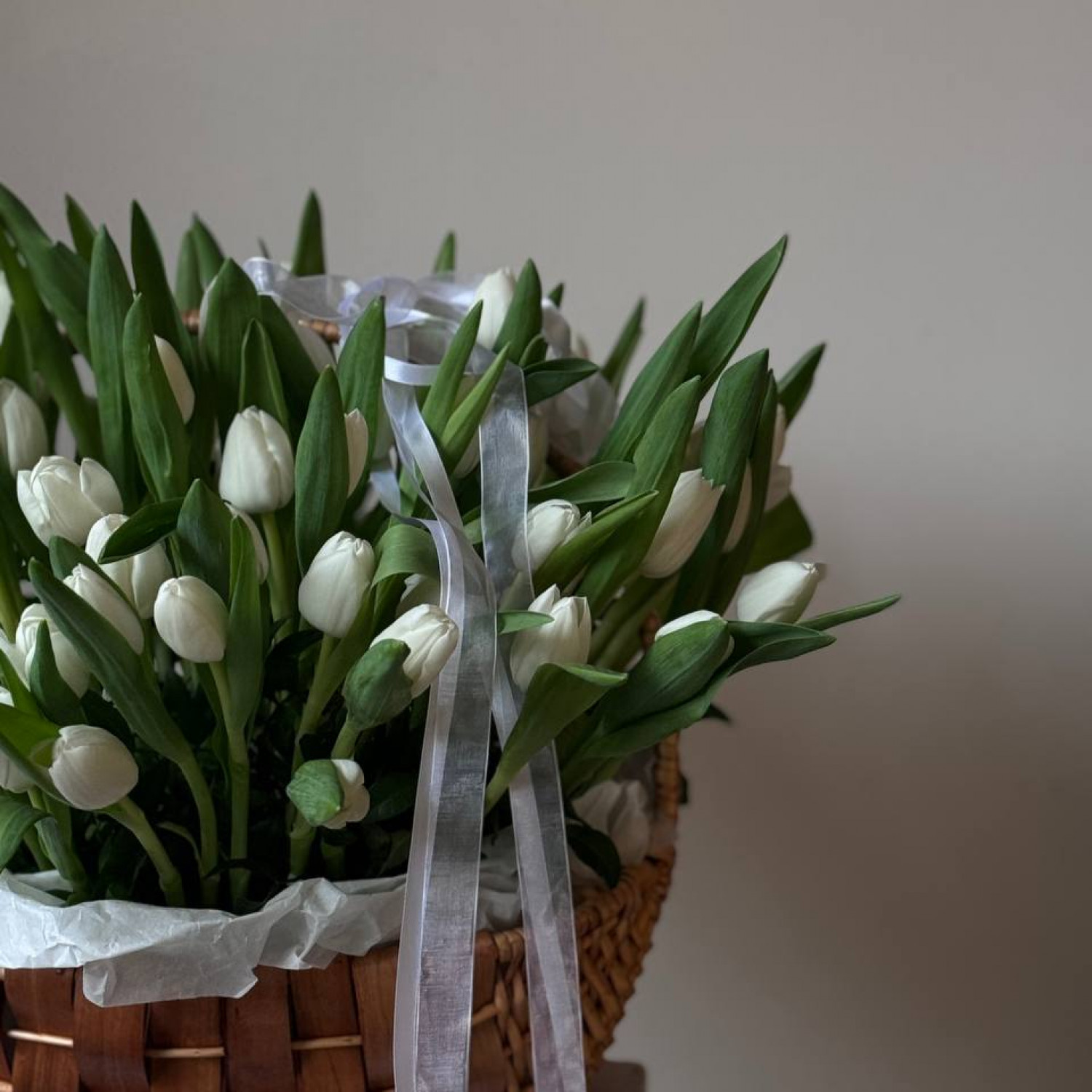 Весенняя корзина из 101 белого тюльпана