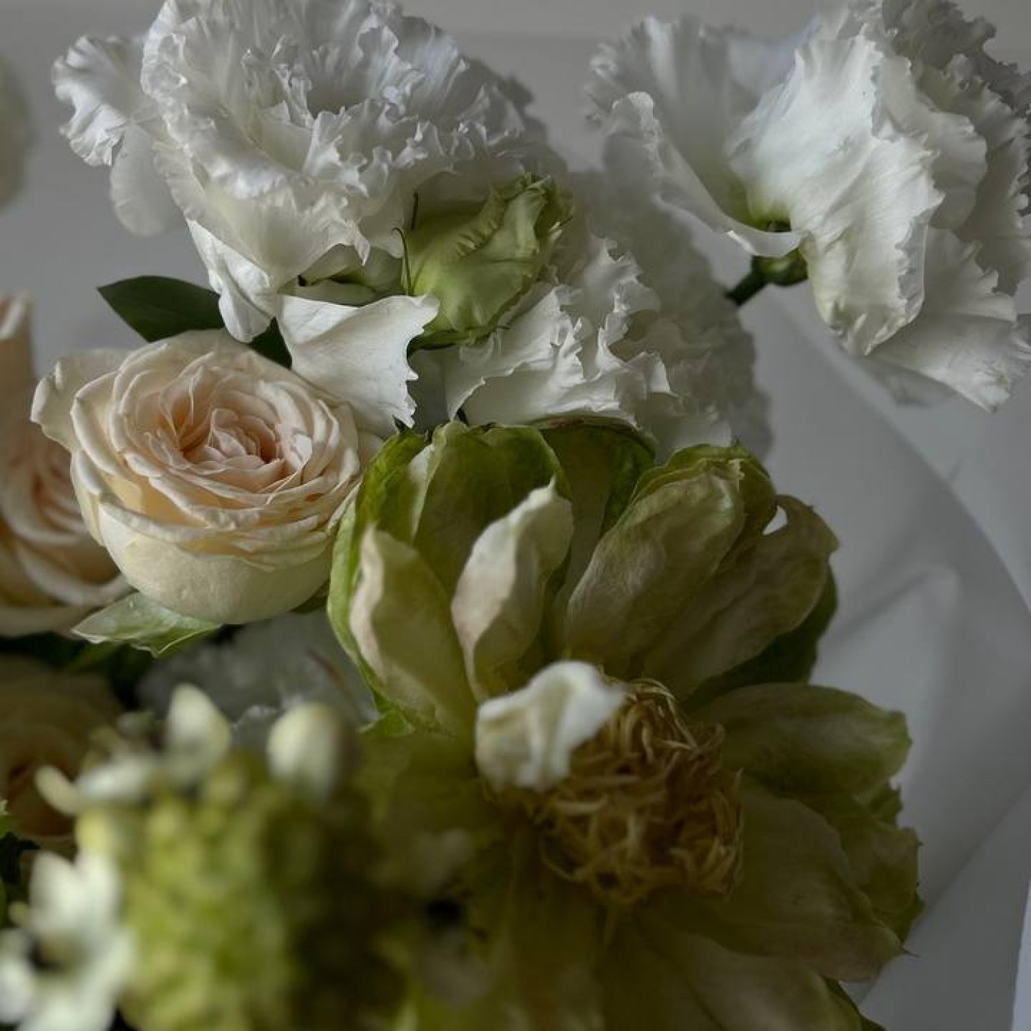 Авторский букет в бело-зеленой гамме