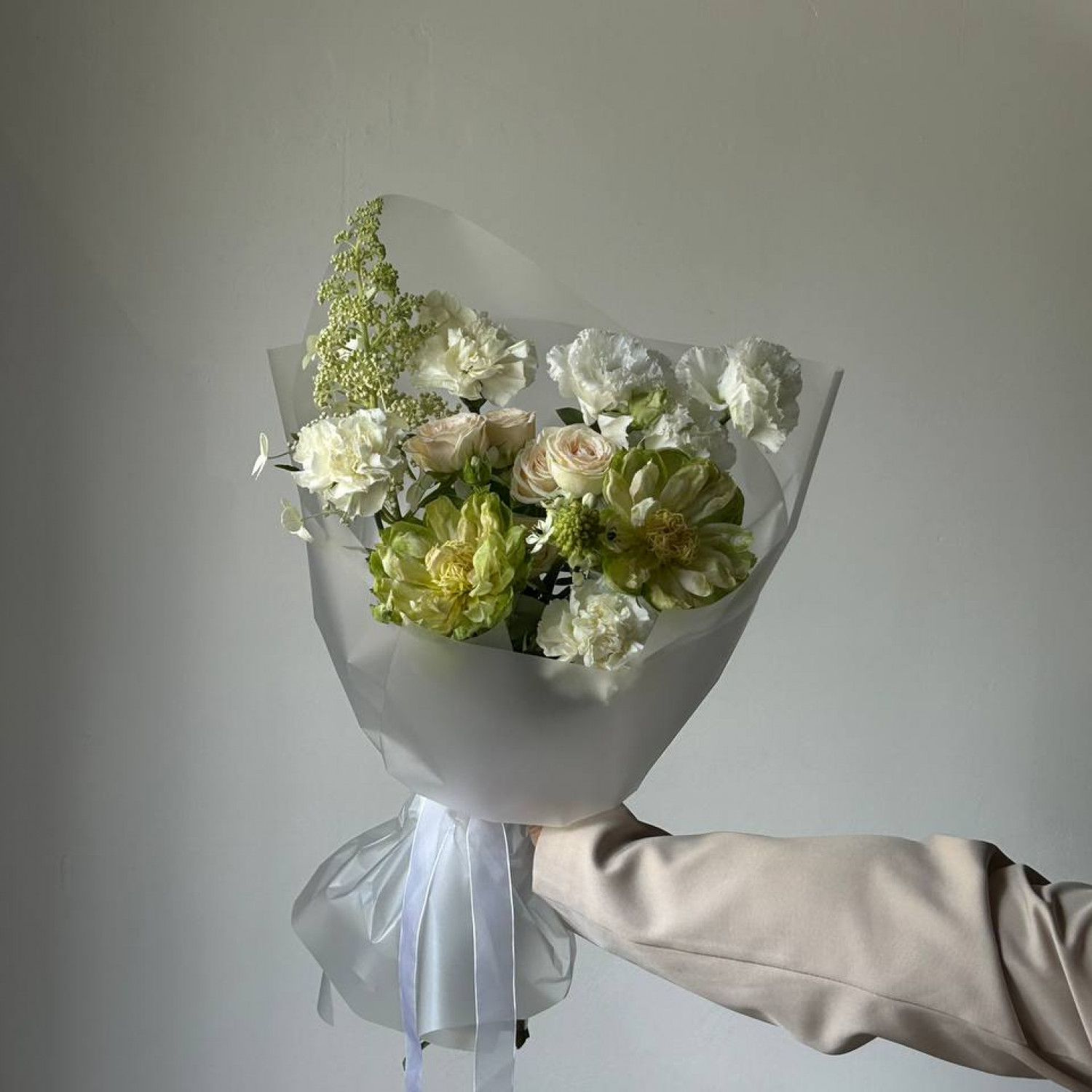 Авторский букет в бело-зеленой гамме