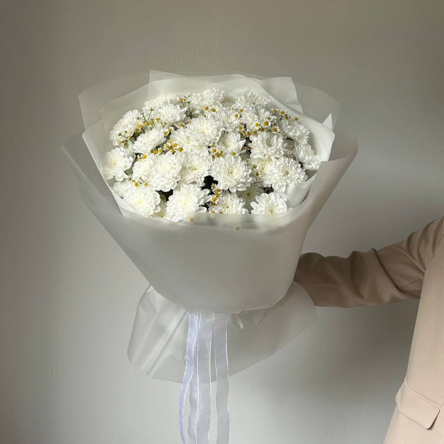 Букет и кружевной кустовой хризантемы и ромашек