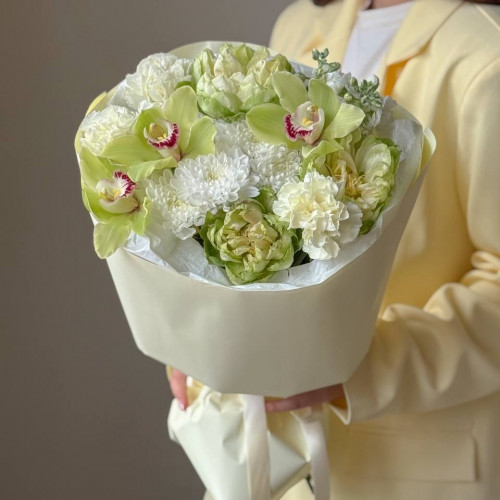 Авторский букет в зеленой гамме с орхидеями 281