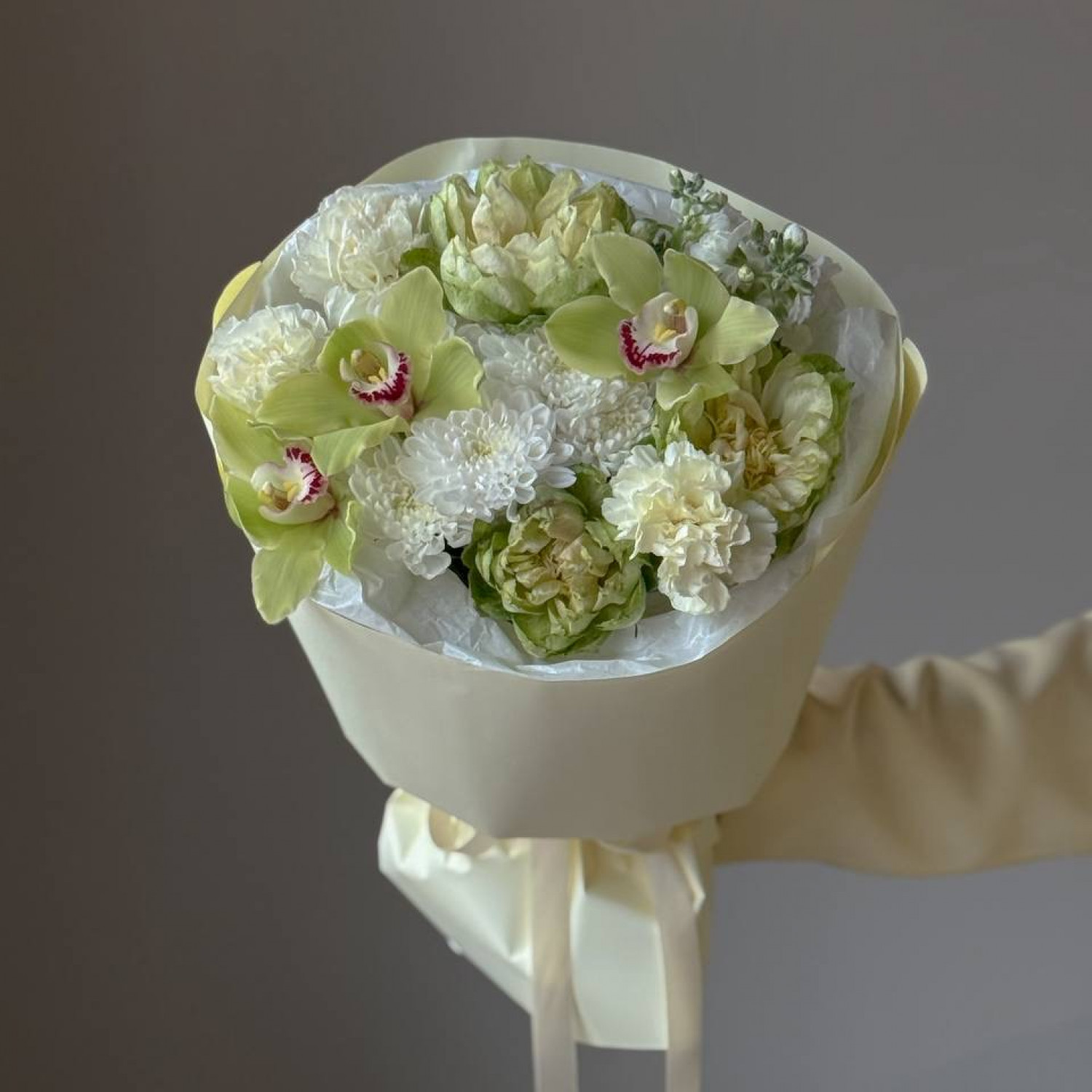 Авторский букет в зеленой гамме с орхидеями 281