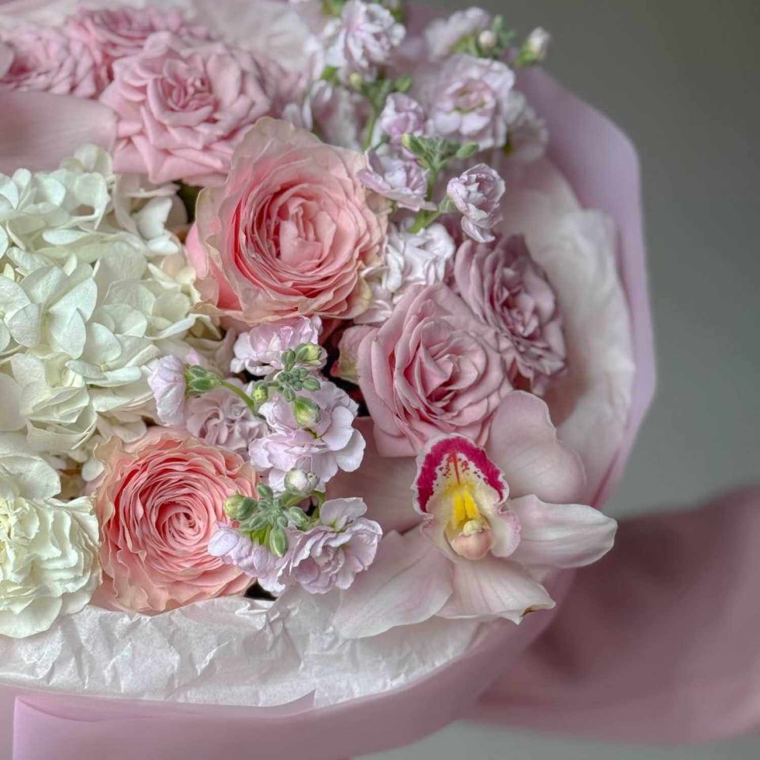 Нежный букет с орхидеями 290