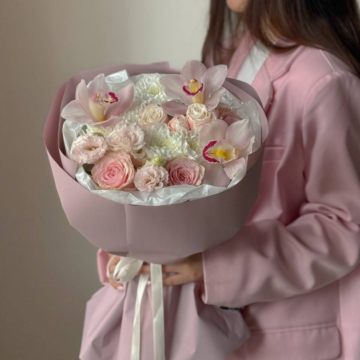 Авторский букет в нежной гамме с розовыми орхидеями 289