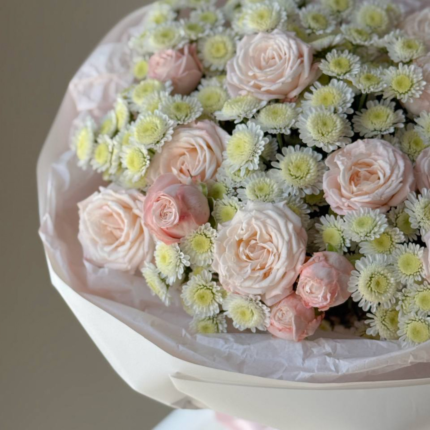 Букет из кустовых хризантем и кустовых роз 273