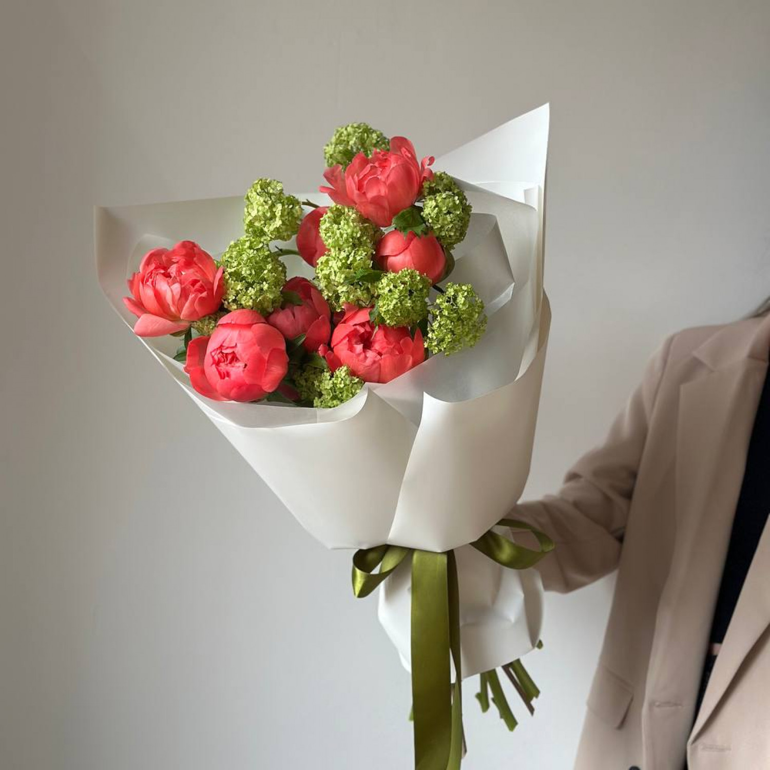 Букет из пионов Корал Шарм и Вибурнума