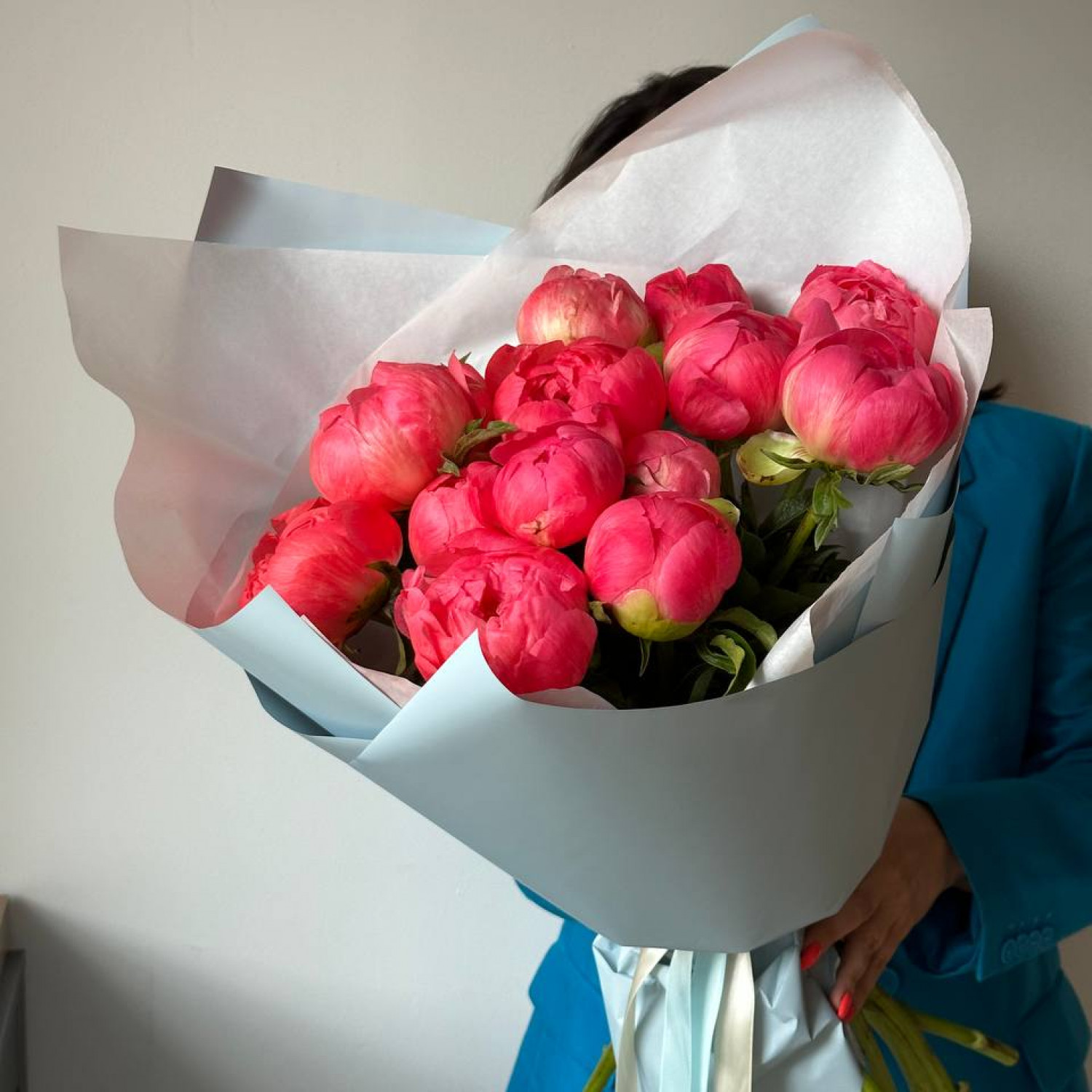 Букет из 15 пионов Корал Шарм