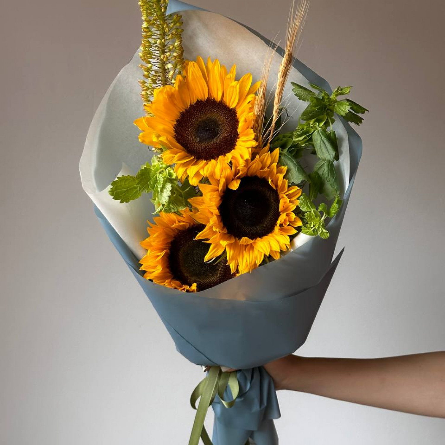Сборный букет с подсолнухами
