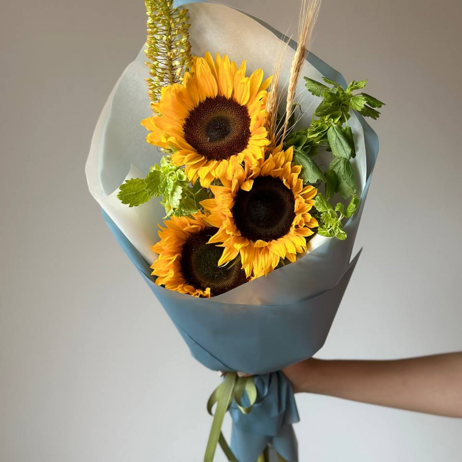 Сборный букет с подсолнухами