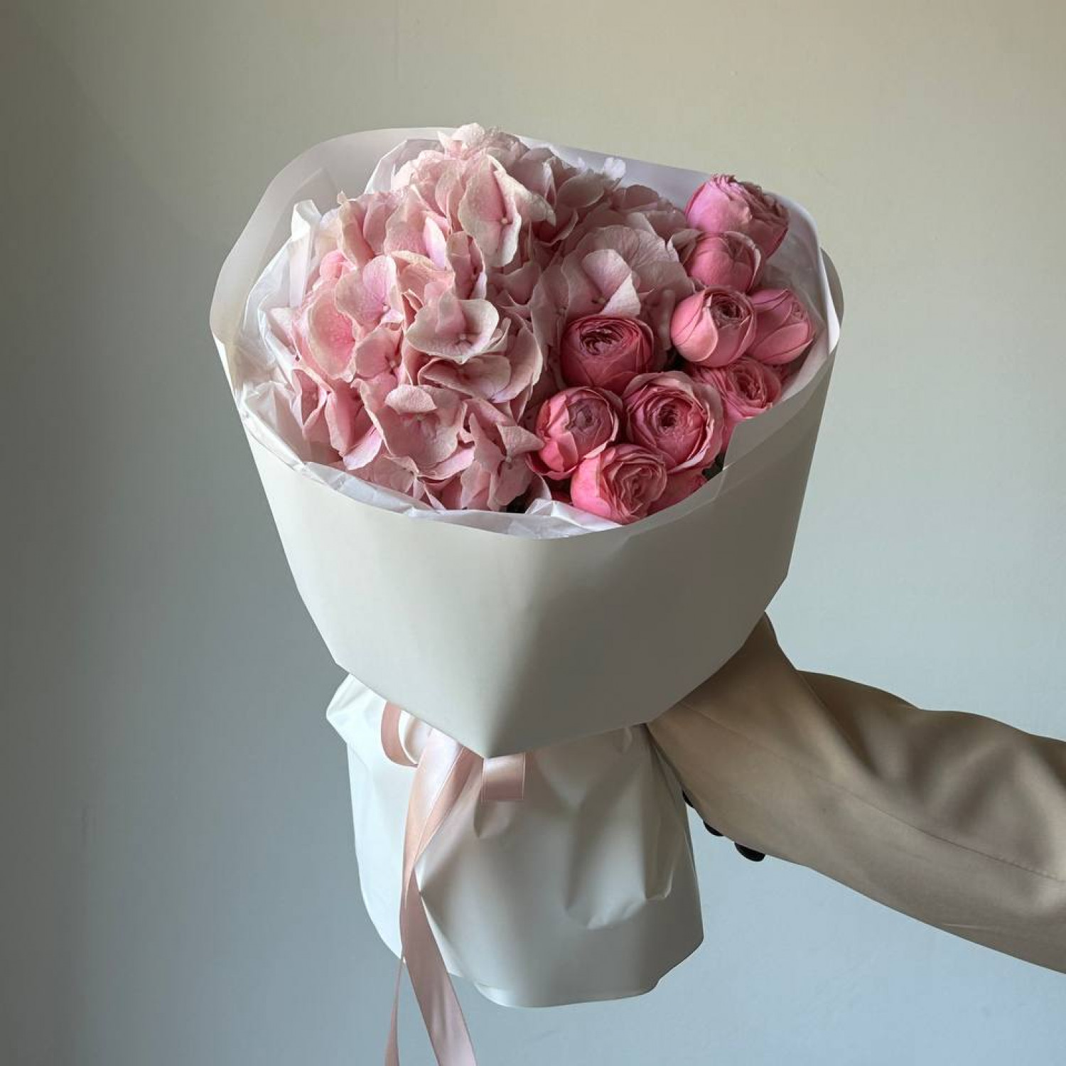 Нежный букет из гортензии и кустовой розы Сильва