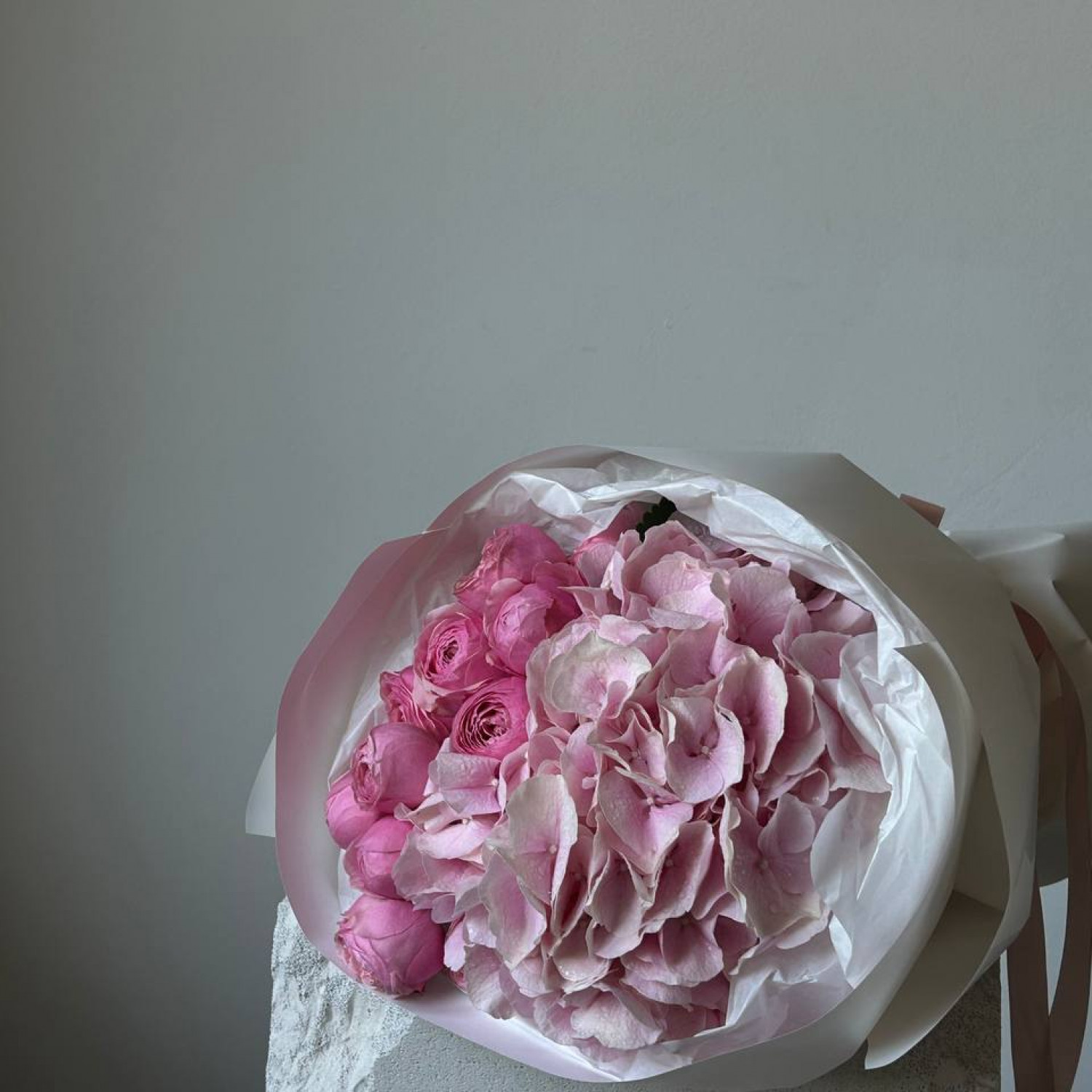 Нежный букет из гортензии и кустовой розы Сильва