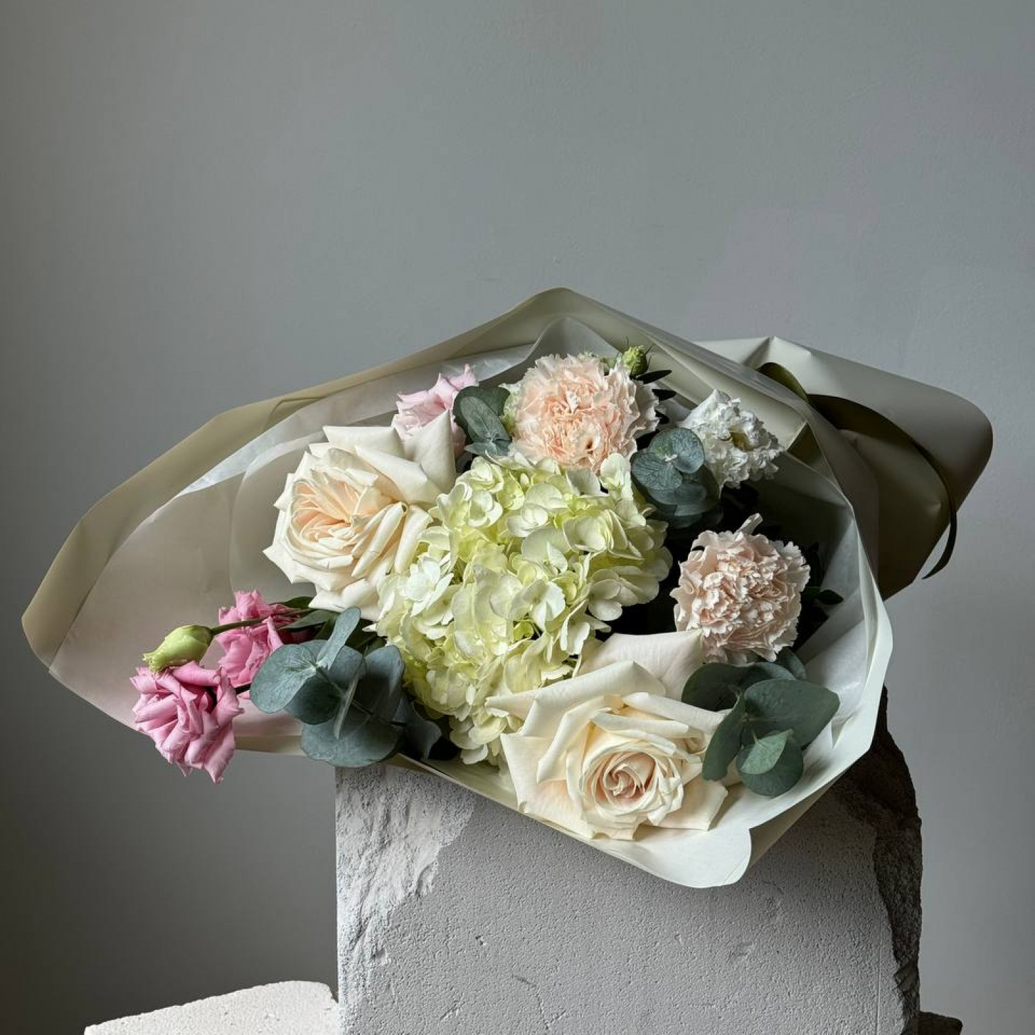 Авторский букет с пионовидной розой Плайя Бланка