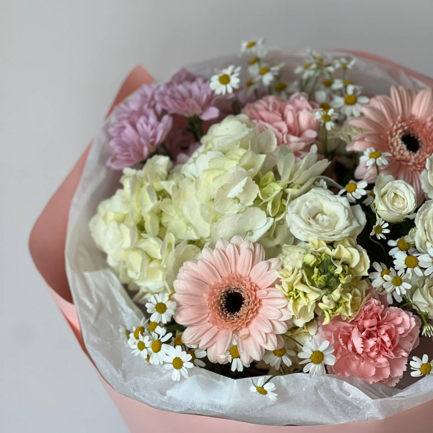 Авторский букет в нежной гамме с Герберами