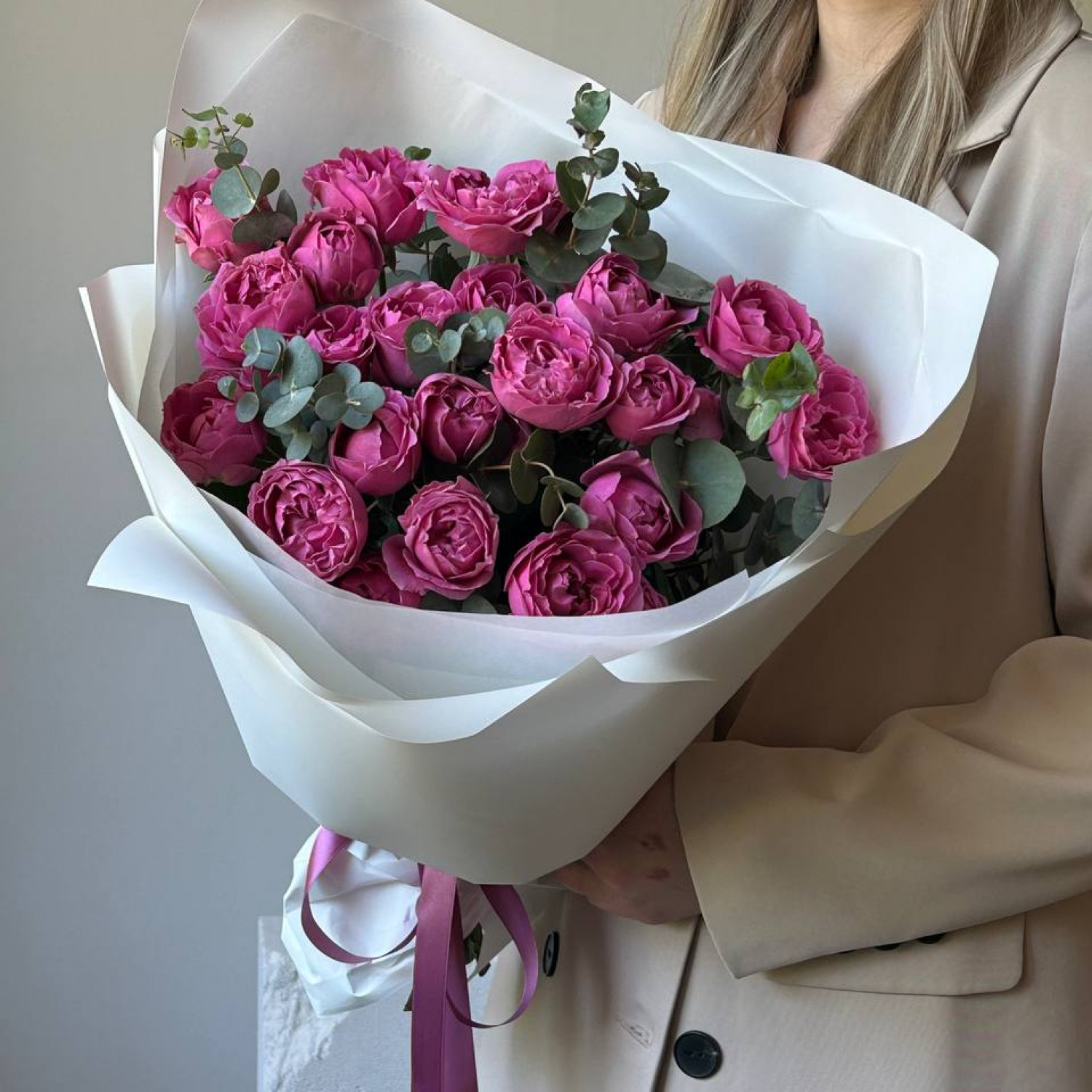 Монобукет из пионовидных роз Мисти баблс и эвкалипта