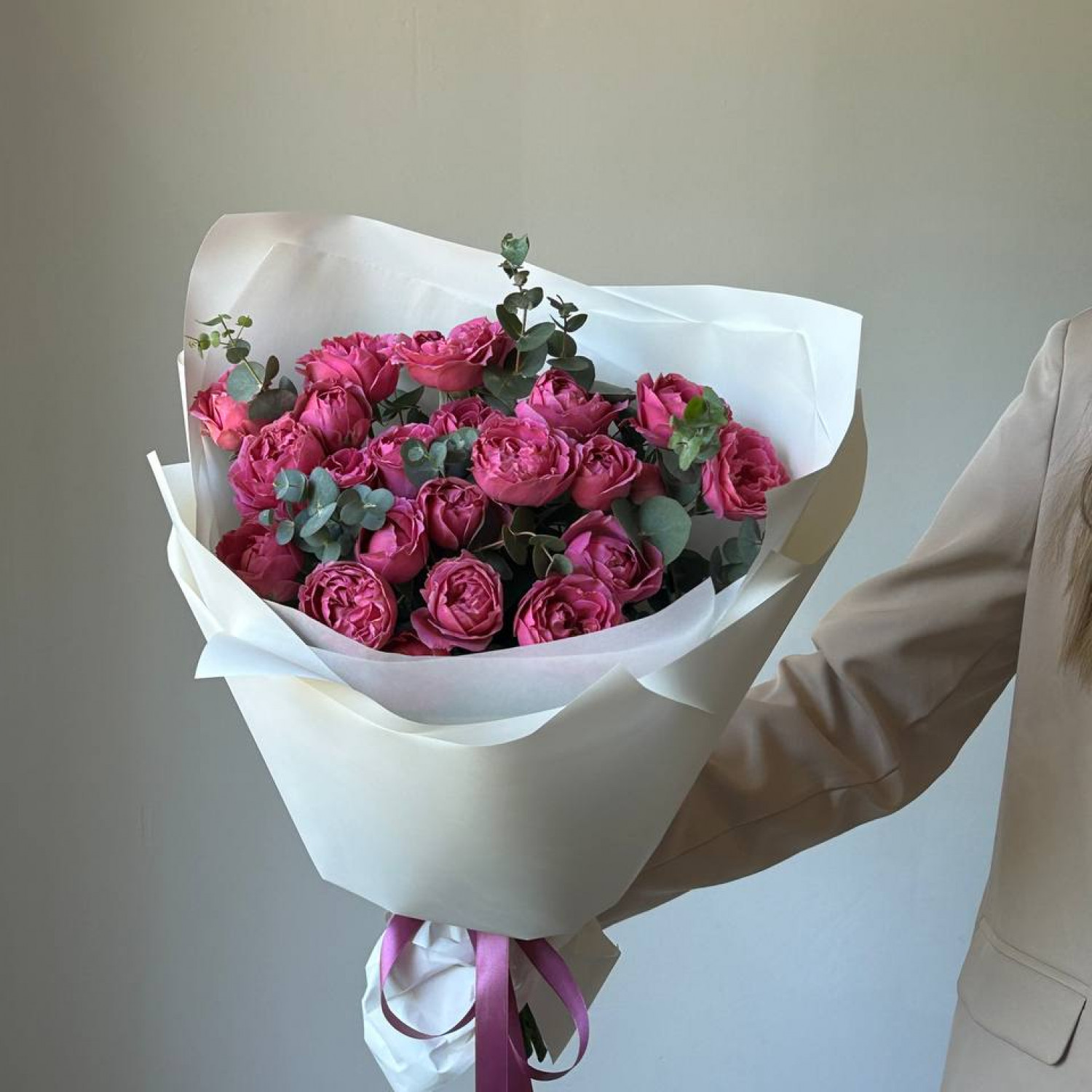 Монобукет из пионовидных роз Мисти баблс и эвкалипта