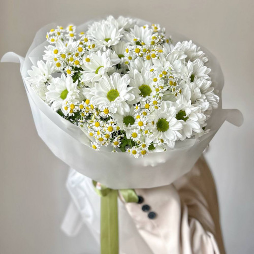 Летний букет из ромашковой хризантемы и ромашки №49