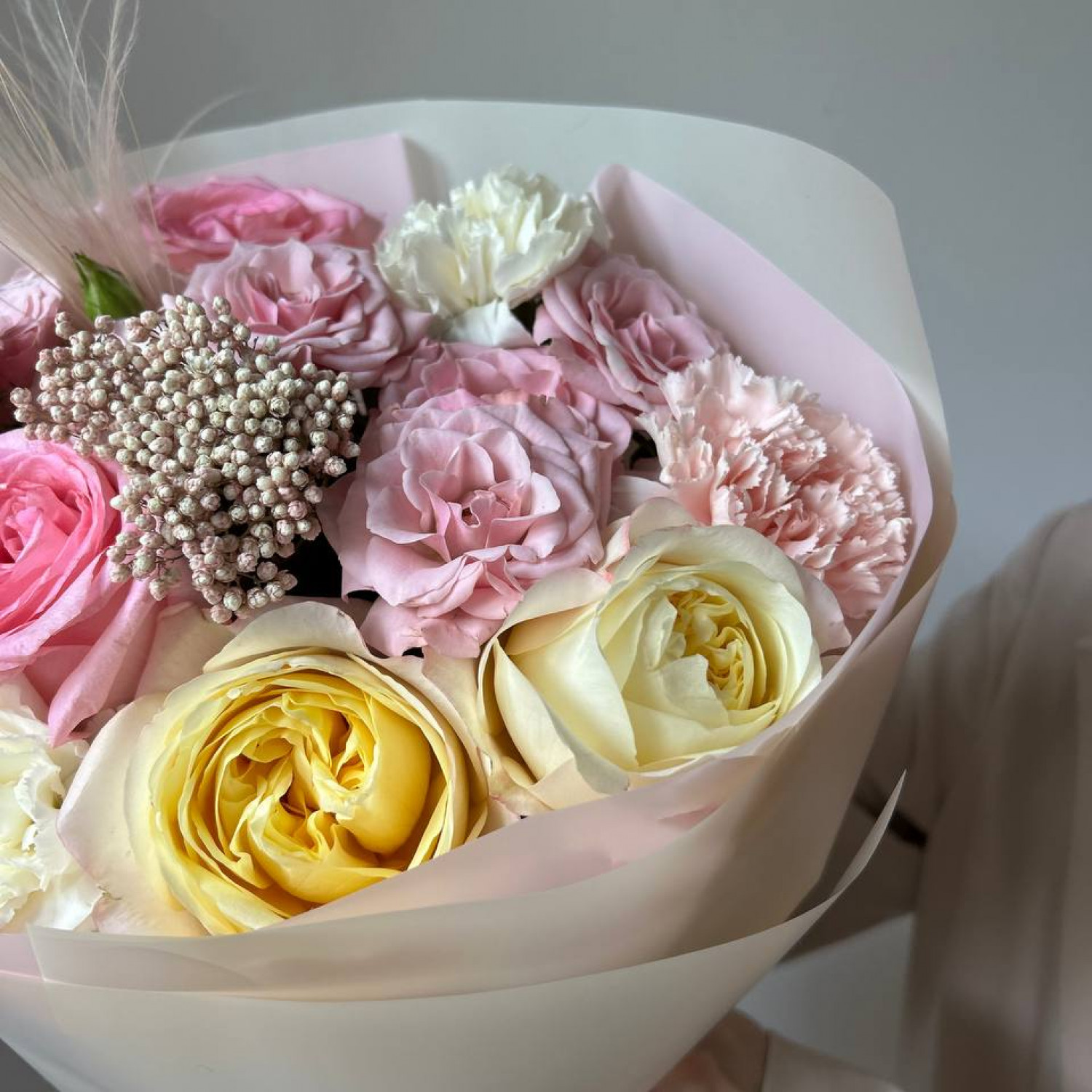 Авторский букет в нежной гамме с пионовидными розами №55