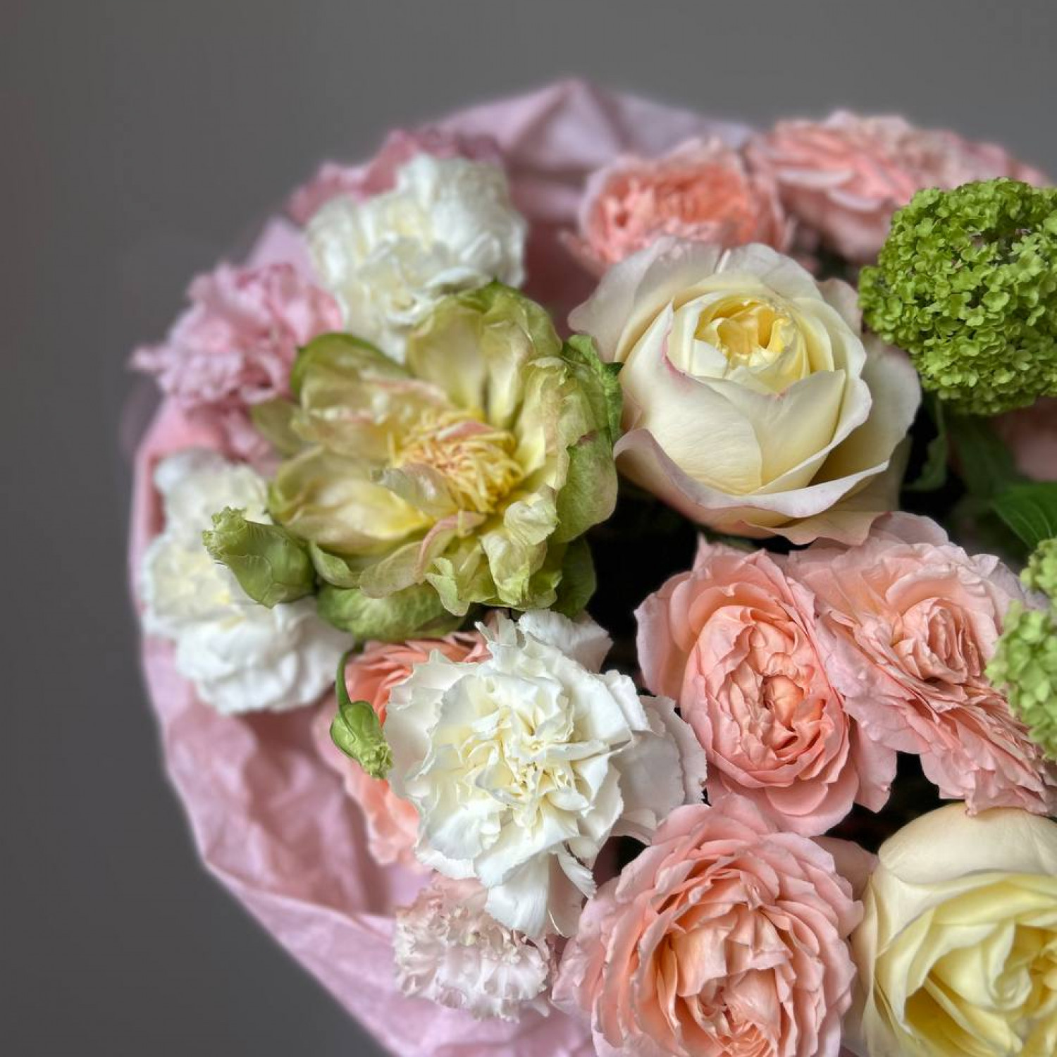 Авторский букет с пионовидными розами и вибурномом №42