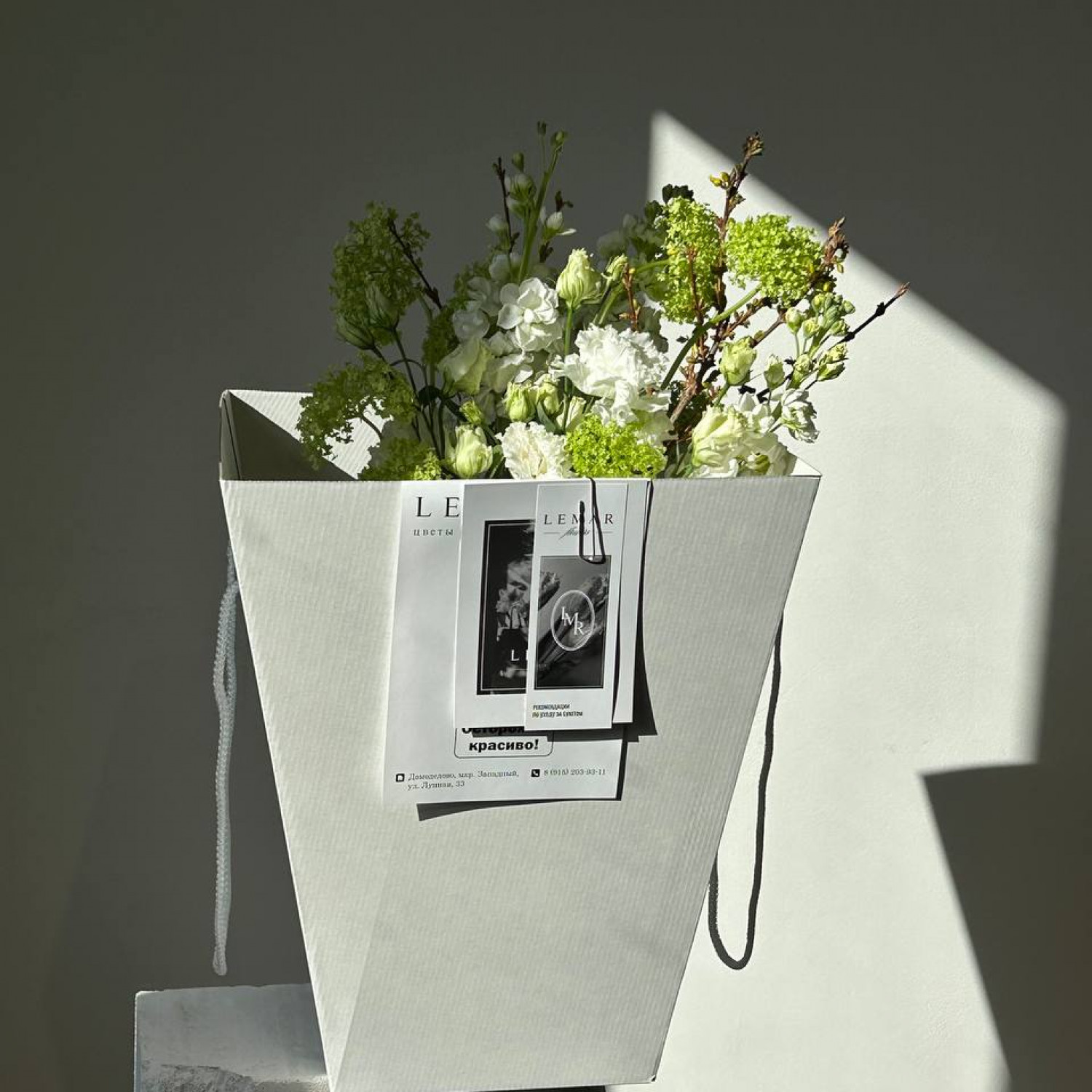 Авторский букет для вазы в фирменном Шоппере