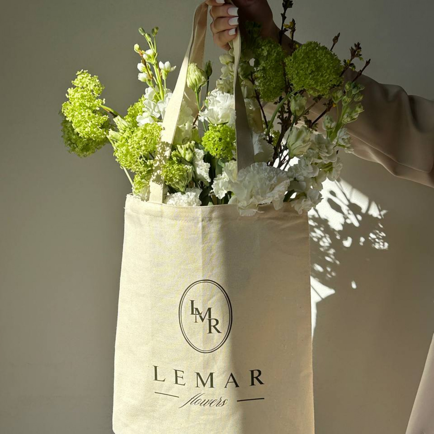 Авторский букет для вазы в фирменном Шоппере