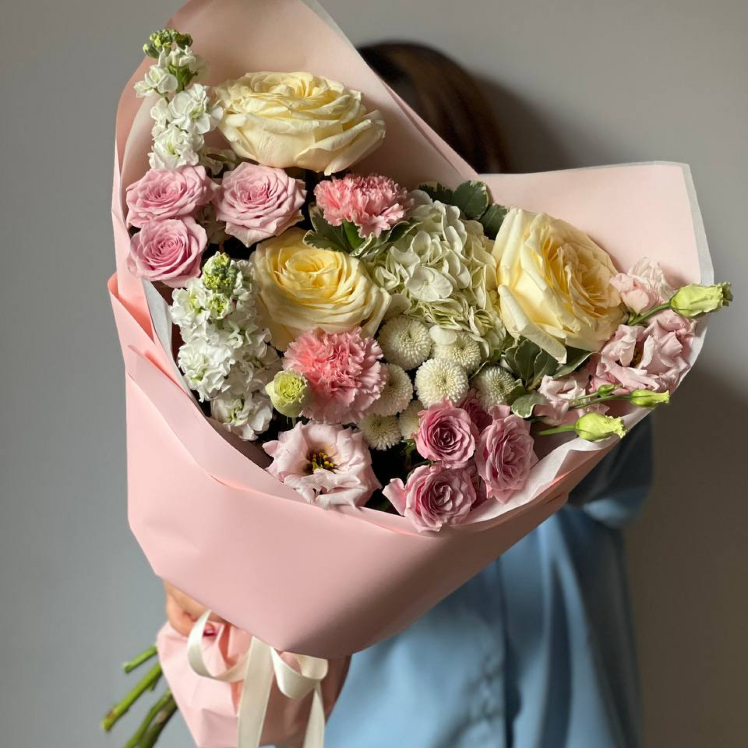 Авторский букет с пионовидной розой в розовых оттенках
