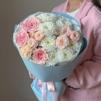 Букет нежный с хризантемами и пионовидными розами 256