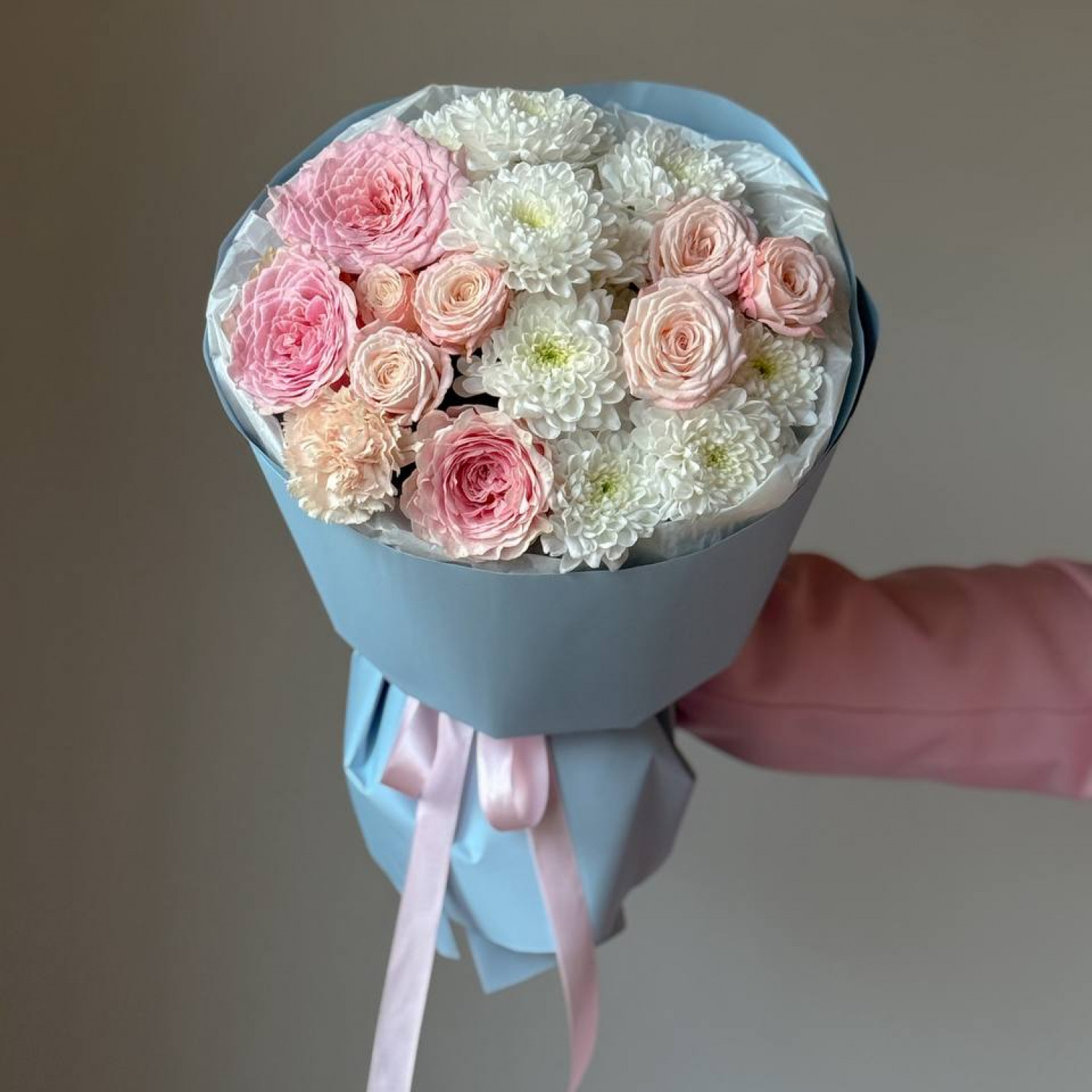 Букет нежный с хризантемами и пионовидными розами 256