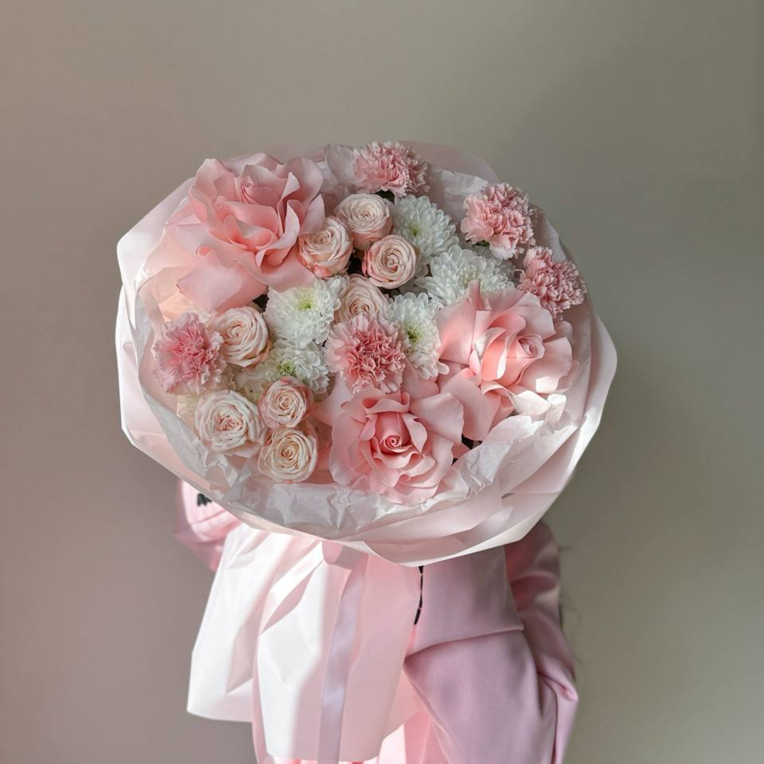 Авторский букет с французскими розами и хризантемами 258