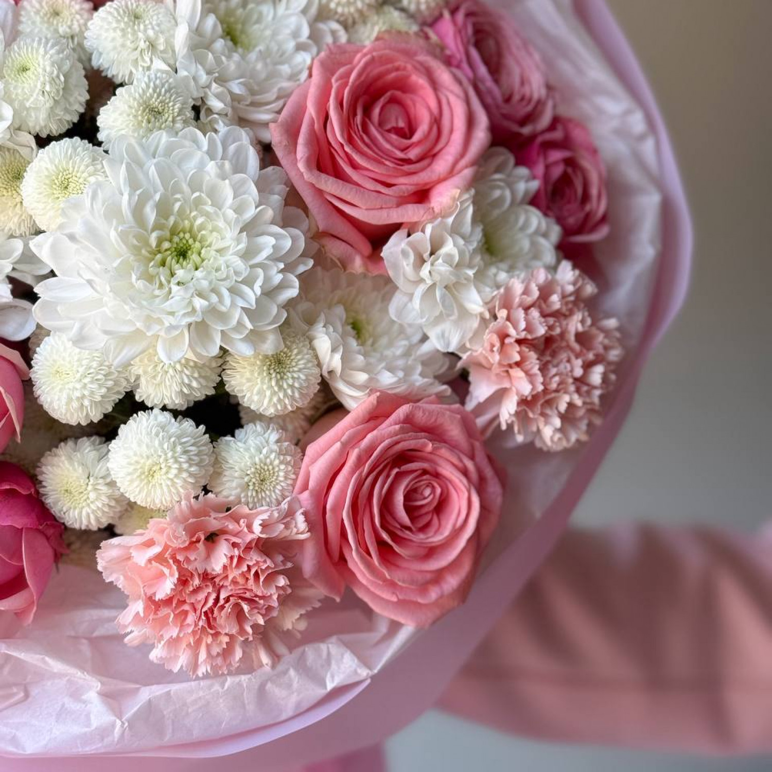 Авторский нежный букет с кустовыми пионовидными розами 260