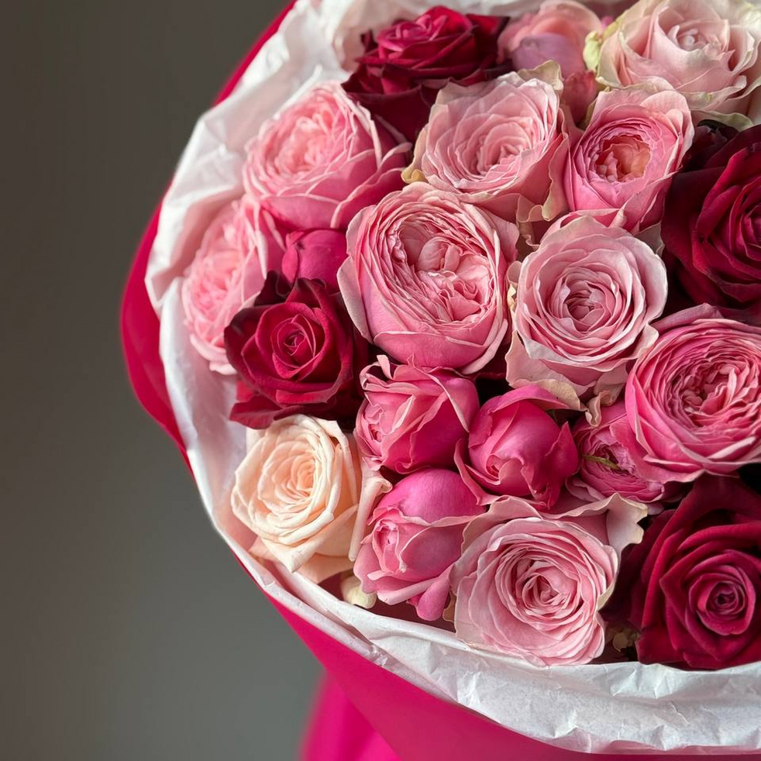 Букет в ягодной гамме из кустовых пионовидных и одноголовых роз 262