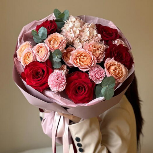 Авторский букет с красными розами 155