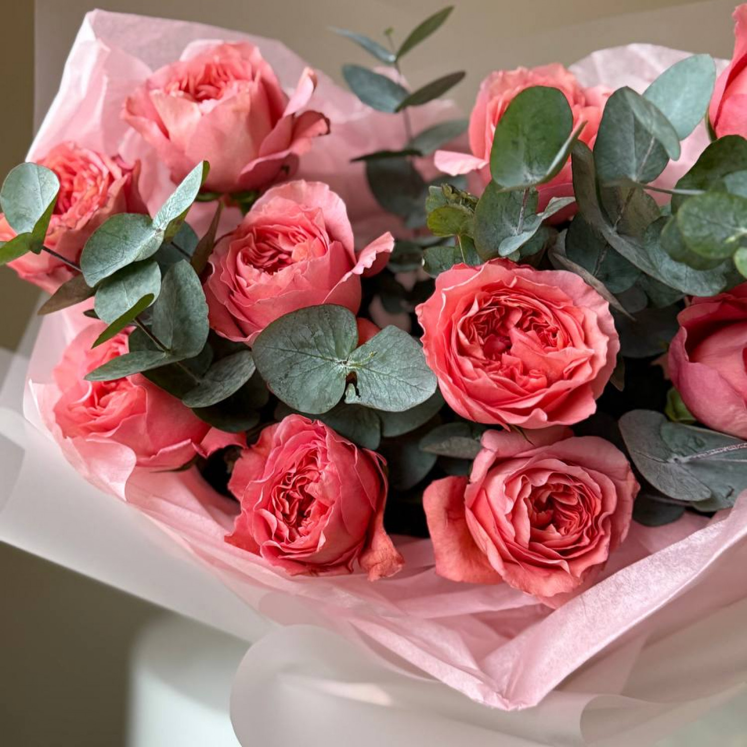 Монобукет из 11 пионовидных роз с эвкалиптом 018