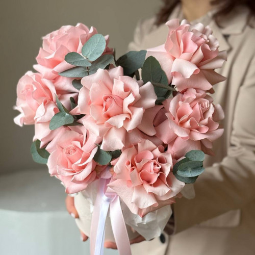 Коробка из 7 нежных французских роз с эвкалиптом 005