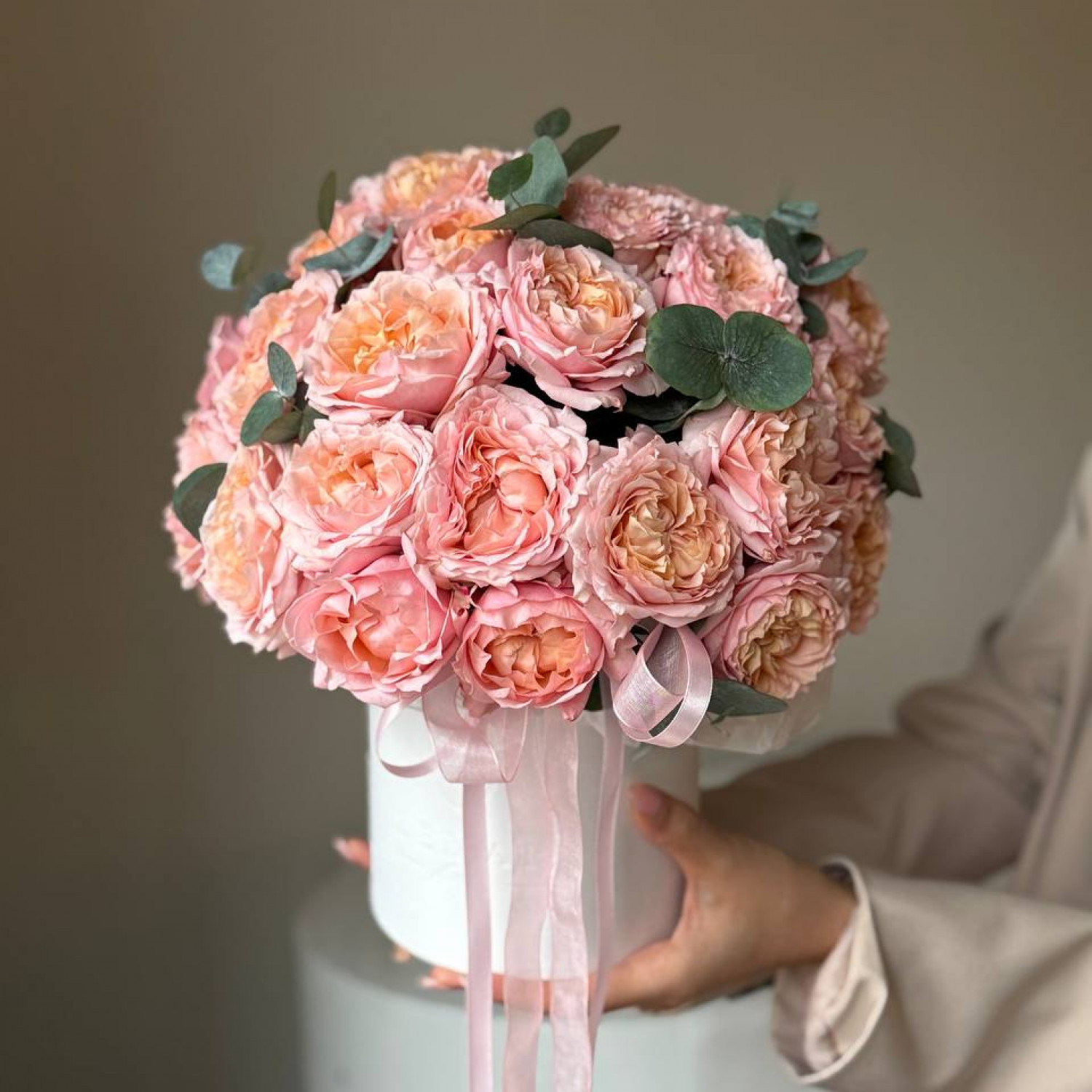 Композиция в коробке из пионовидной розы Джульетта 011