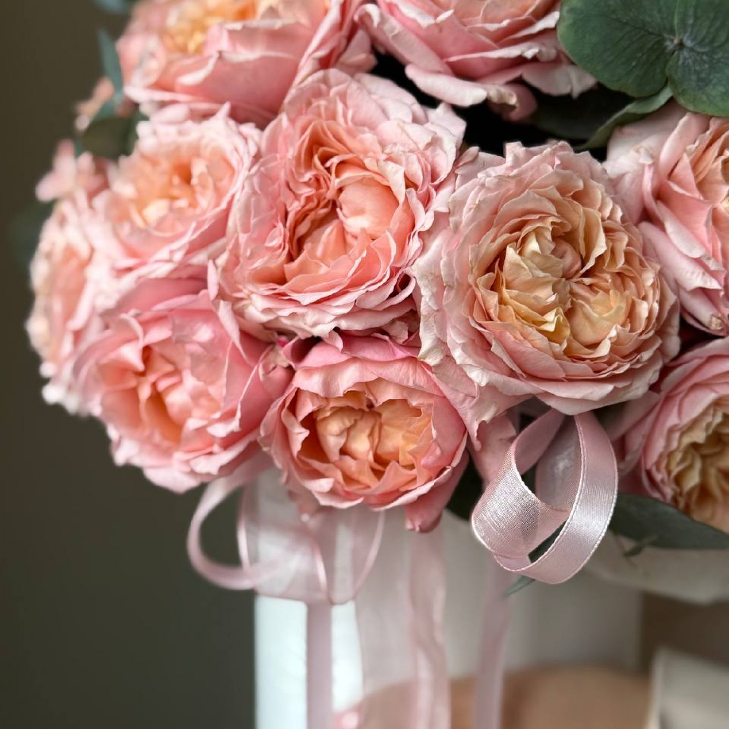 Композиция в коробке из пионовидной розы Джульетта 011