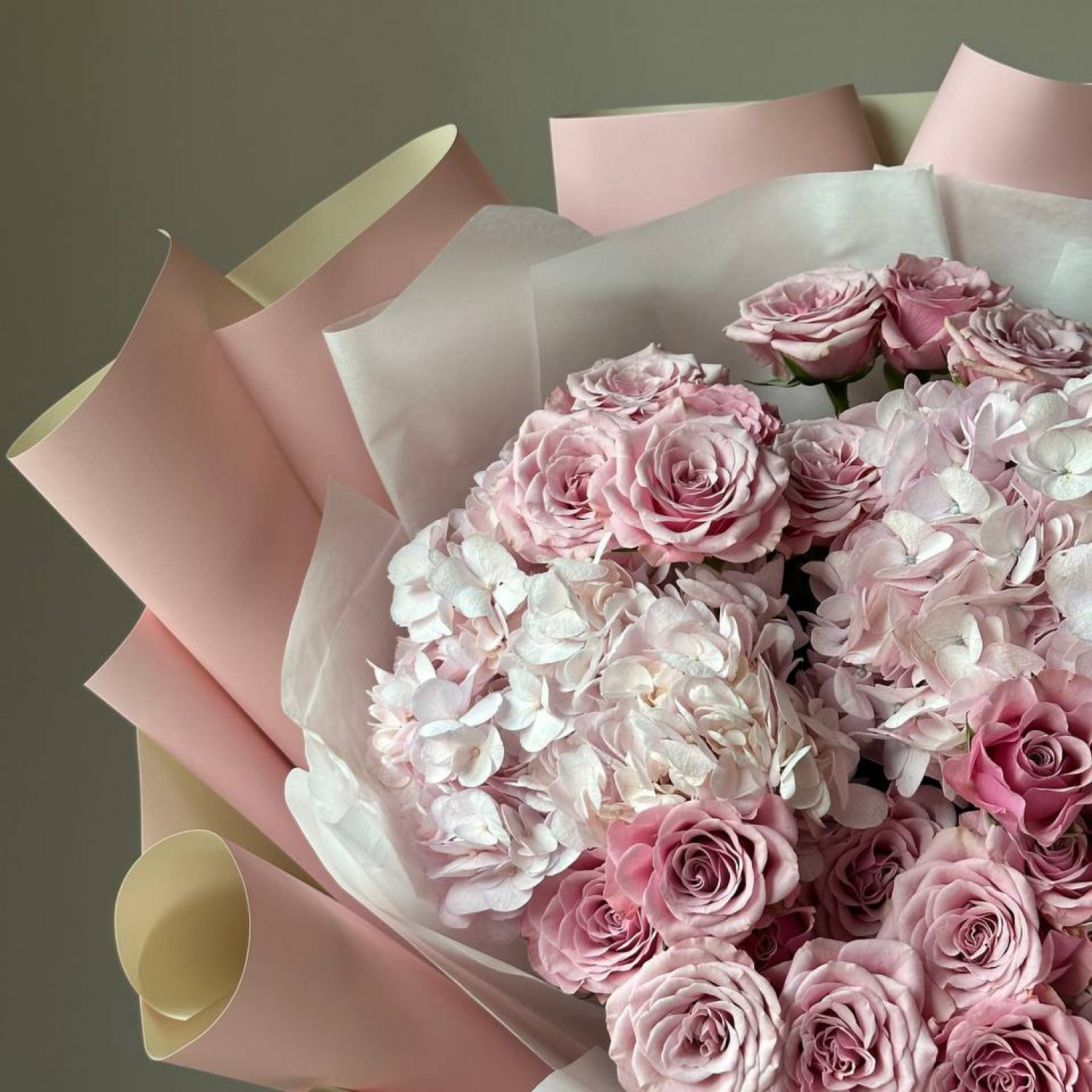 Авторский букет в нежной гамме с гортензиями