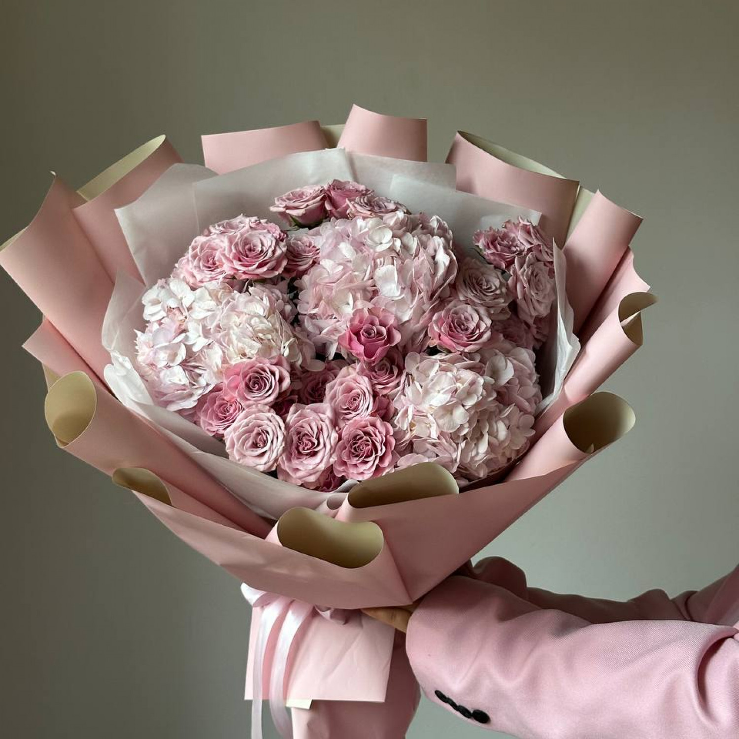 Авторский букет в нежной гамме с гортензиями