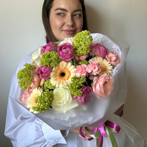 Авторский букет с Вибурномом и пионовидными розами